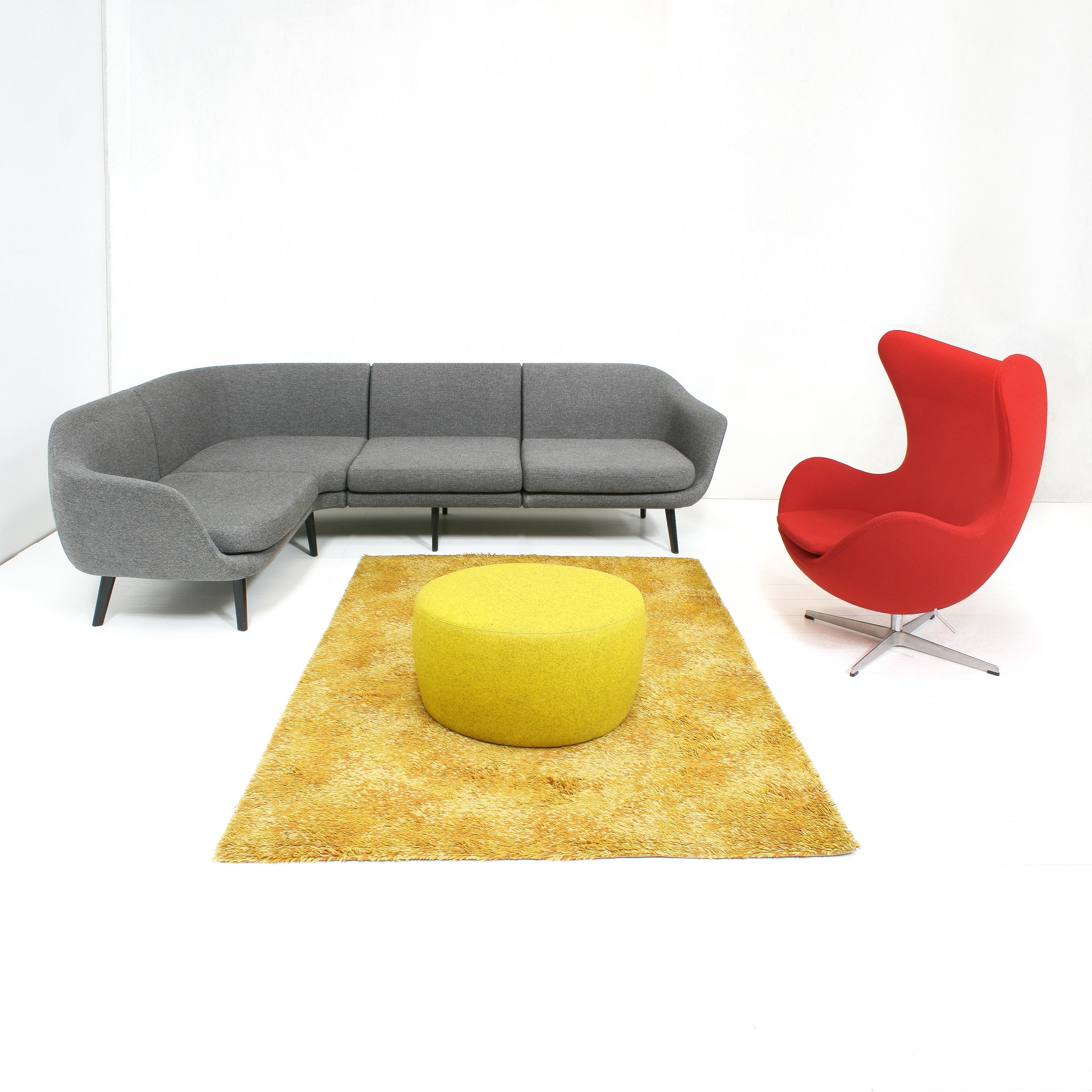 La chaise Egg, conçue par Arne Jacobsen en 1957, doit son nom à son assise de forme organique, rappelant celle d'un œuf semi-ouvert. Grâce à son assise généreuse, l'utilisateur peut adopter diverses positions d'assise et toujours profiter du design