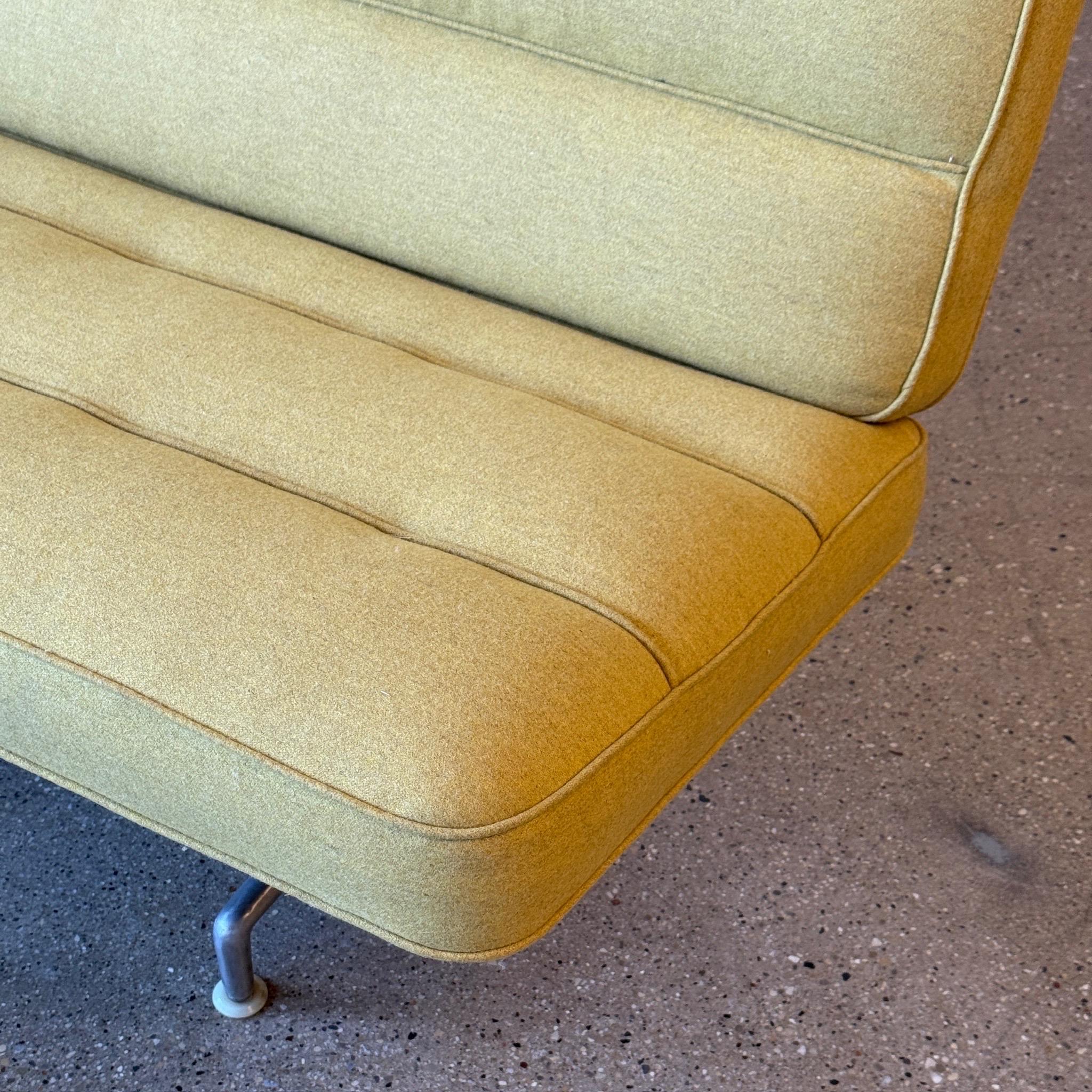 c. 1964. Remeublé en tissu de laine jaune Camira. Mousse neuve également. Modèle rare des Eames. 

