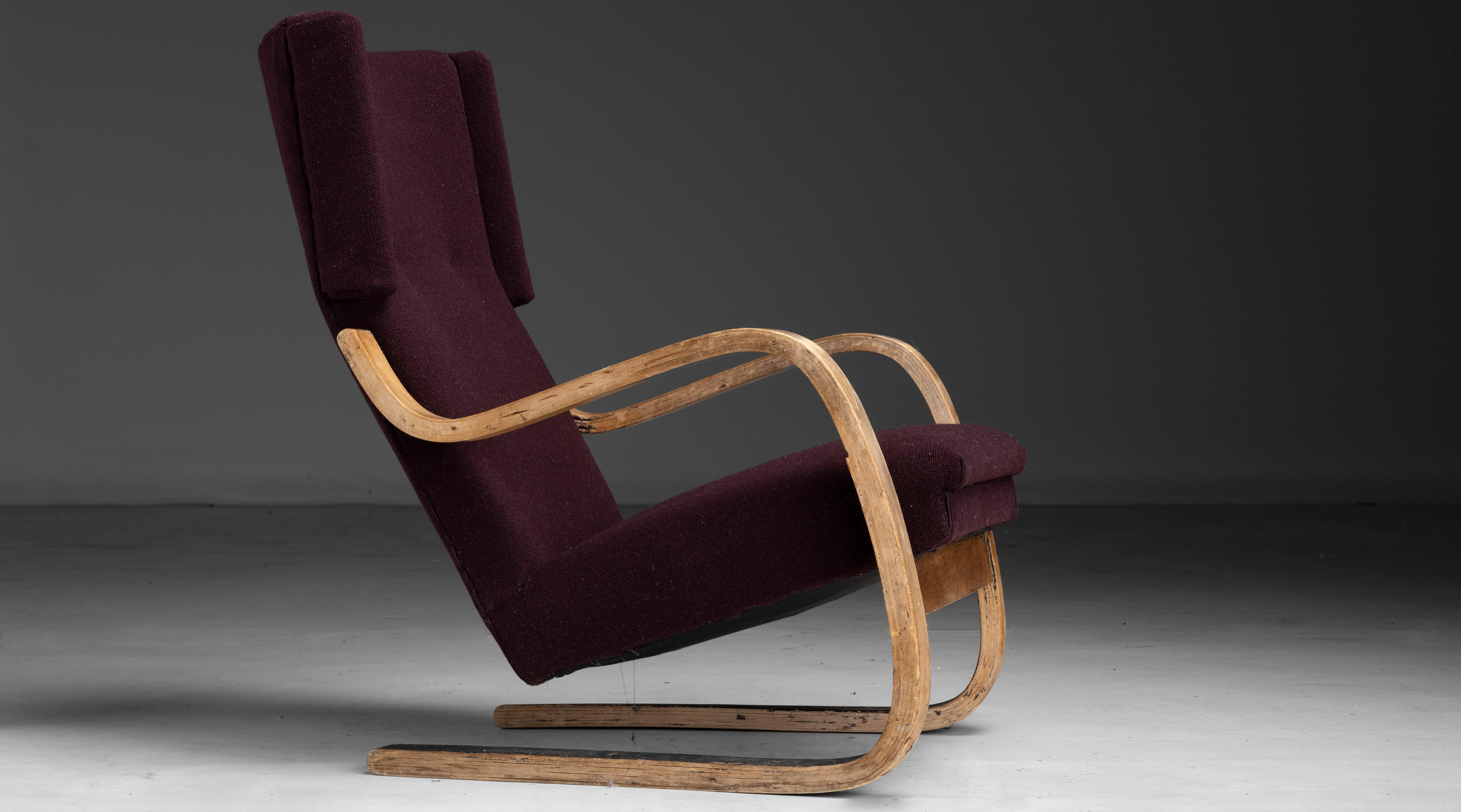 Alvar Aalto Cantilever Lounge Chair
Finland, 1930
Model 36/401. Laminated bentwood birch frame. Recently reupholstered in Maharam wool.
25”w x 32”d x 36”h x 15”seat
Ref. CHAIR1260