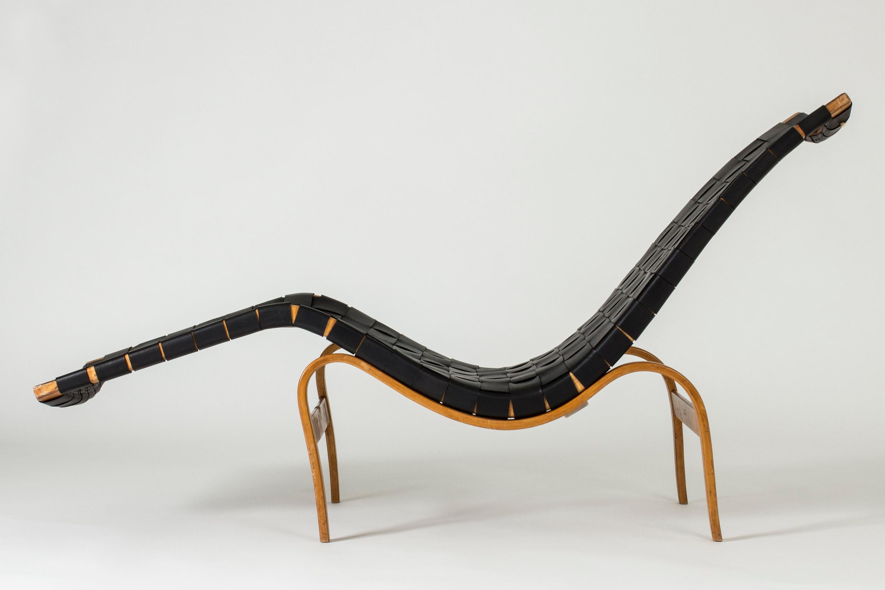 Elegant chaise lounge, “Model 36”, by Bruno Mathsson. Made from a beech bentwood frame and wreathed black leather. Bold, elongated lines. Designed in the mid-1930s.
