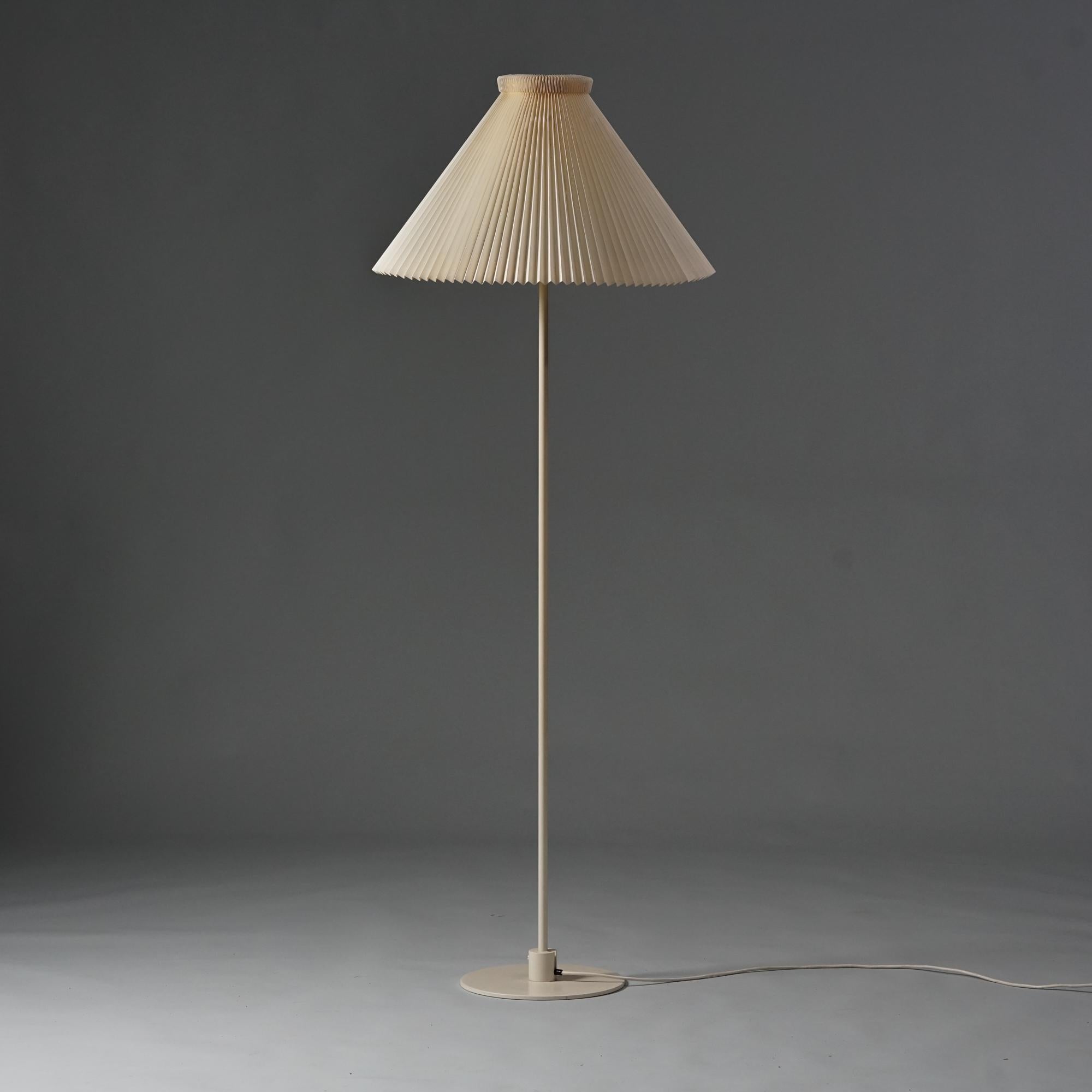 Lampadaire modèle 369, fabriqué par Le Klint, fin du 20e siècle. Cadre en métal peint de couleur crème avec abat-jour en papier. Bon état vintage, patine d'usage. Le design emblématique de The Modern Scandinavian Icone. 