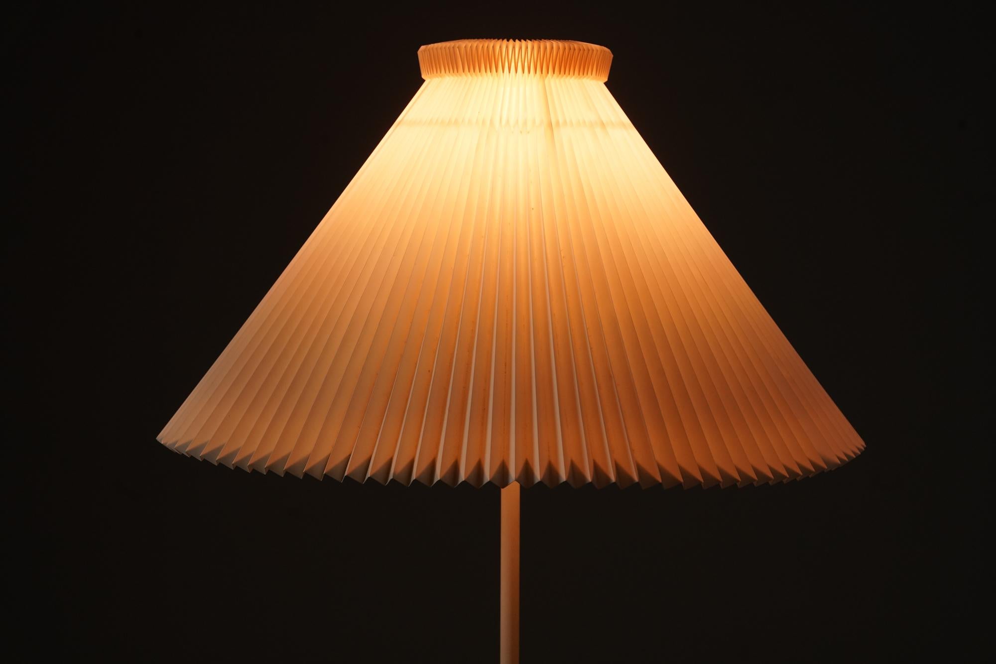 Lampadaire modèle 369, Le Klint, fin du 20e siècle Bon état - En vente à Helsinki, Uusimaa