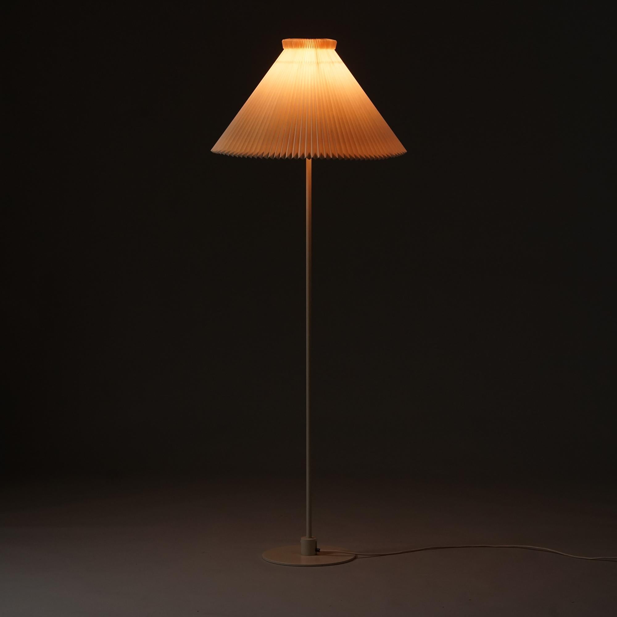 20ième siècle Lampadaire modèle 369, Le Klint, fin du 20e siècle en vente