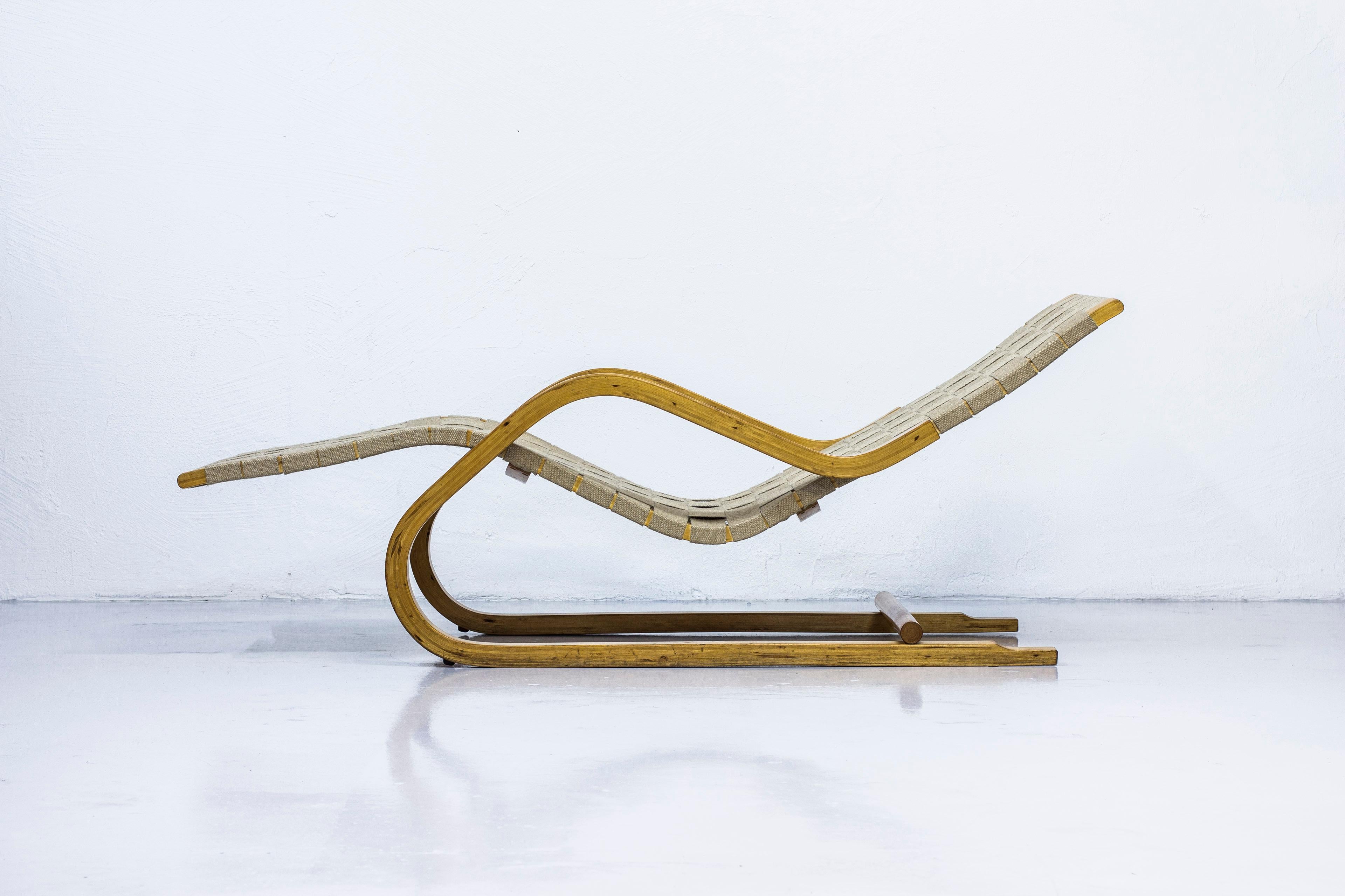 Seltene Chaiselongue Modell 39:: entworfen von Alvar Aalto. Dieses Exemplar wurde von der Artek-Fabrik in Hedemora in Schweden zwischen 1945-1956 hergestellt. Hergestellt aus lackiertem Birkenholz mit Juteband. Sehr guter Vintage-Zustand mit