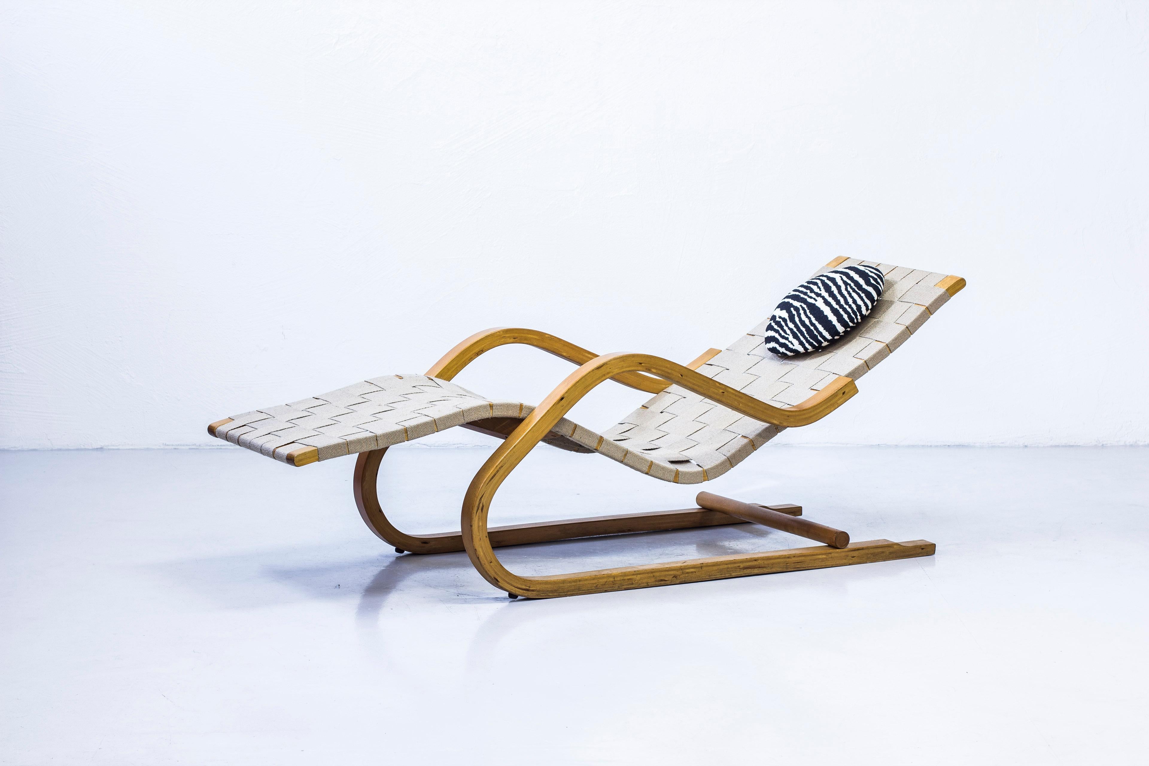 Rare chaise lounge model 39 designed by Alvar Aalto. This example made by the Artek factory in Hedemora in Sweden between 1945-1956. Made from lacquered birch wood with jute webbing. With a round neck cushion in Arteks classic wool zebra fabric.