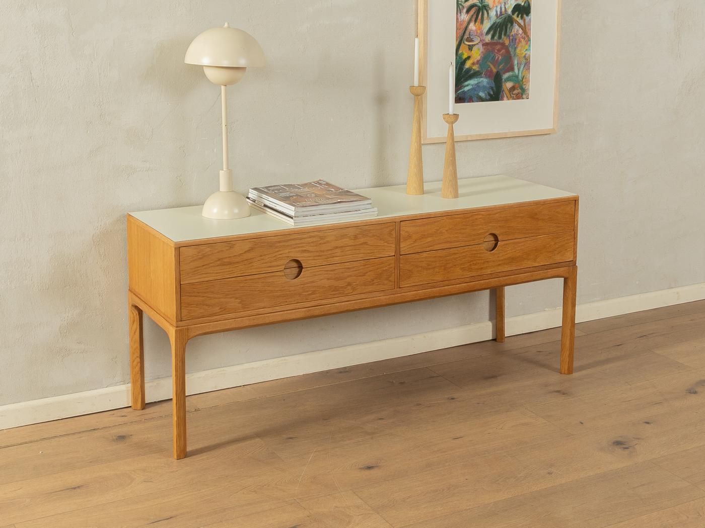 Wunderschöne Kommode Modell 394 von Kai Kristiansen für Aksel Kjersgaard aus den 1960er Jahren. Korpus in Eichenfurnier mit vier Schubladen und geraden Füßen. Die Arbeitsplatte ist mit cremeweißem Formica beschichtet.

Qualitätsmerkmale:
vollendetes