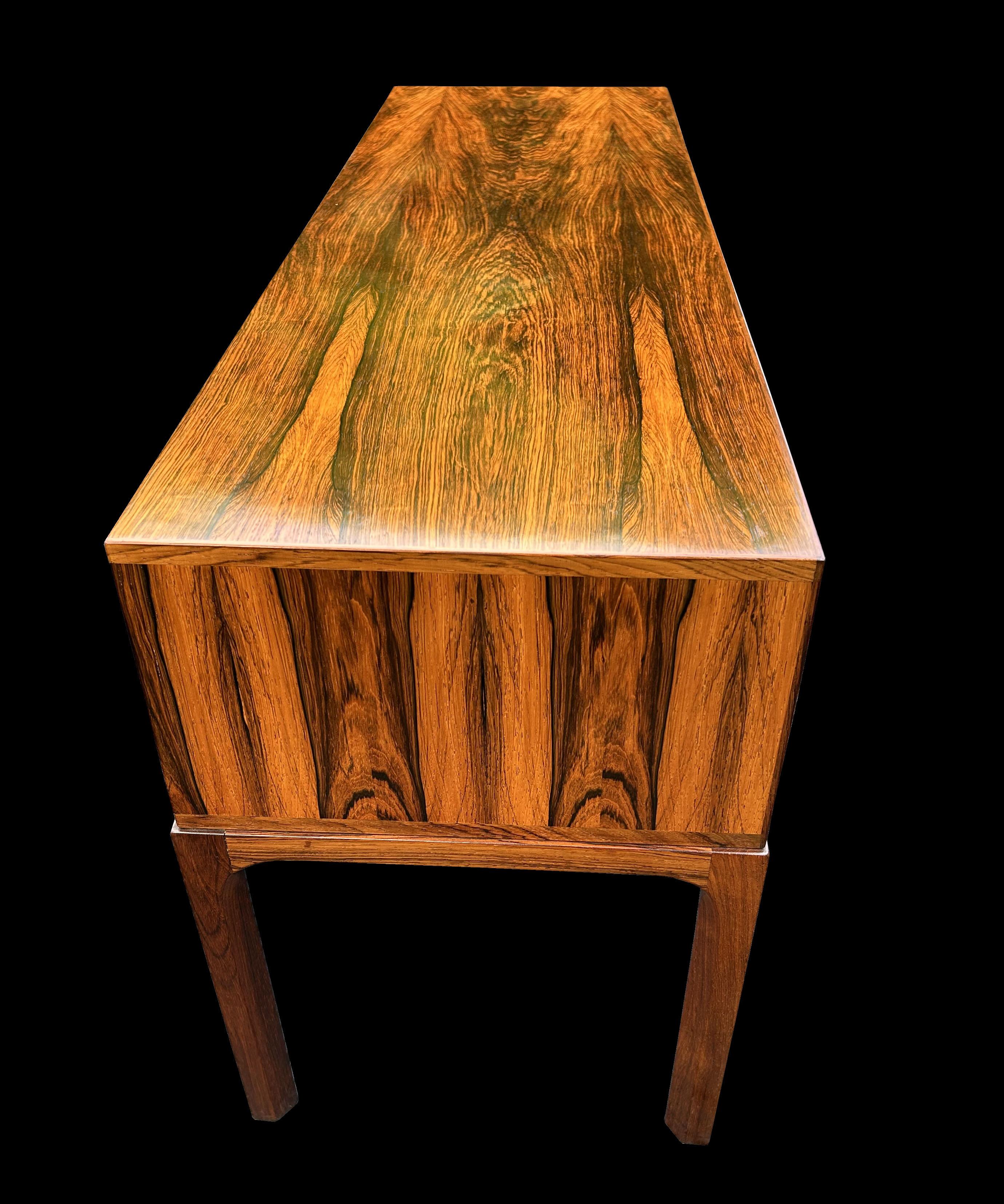 Scandinave moderne Modèle 394 Commode basse à 4 tiroirs par Kai Kristiansen pour Aksel Kjersgaard en vente