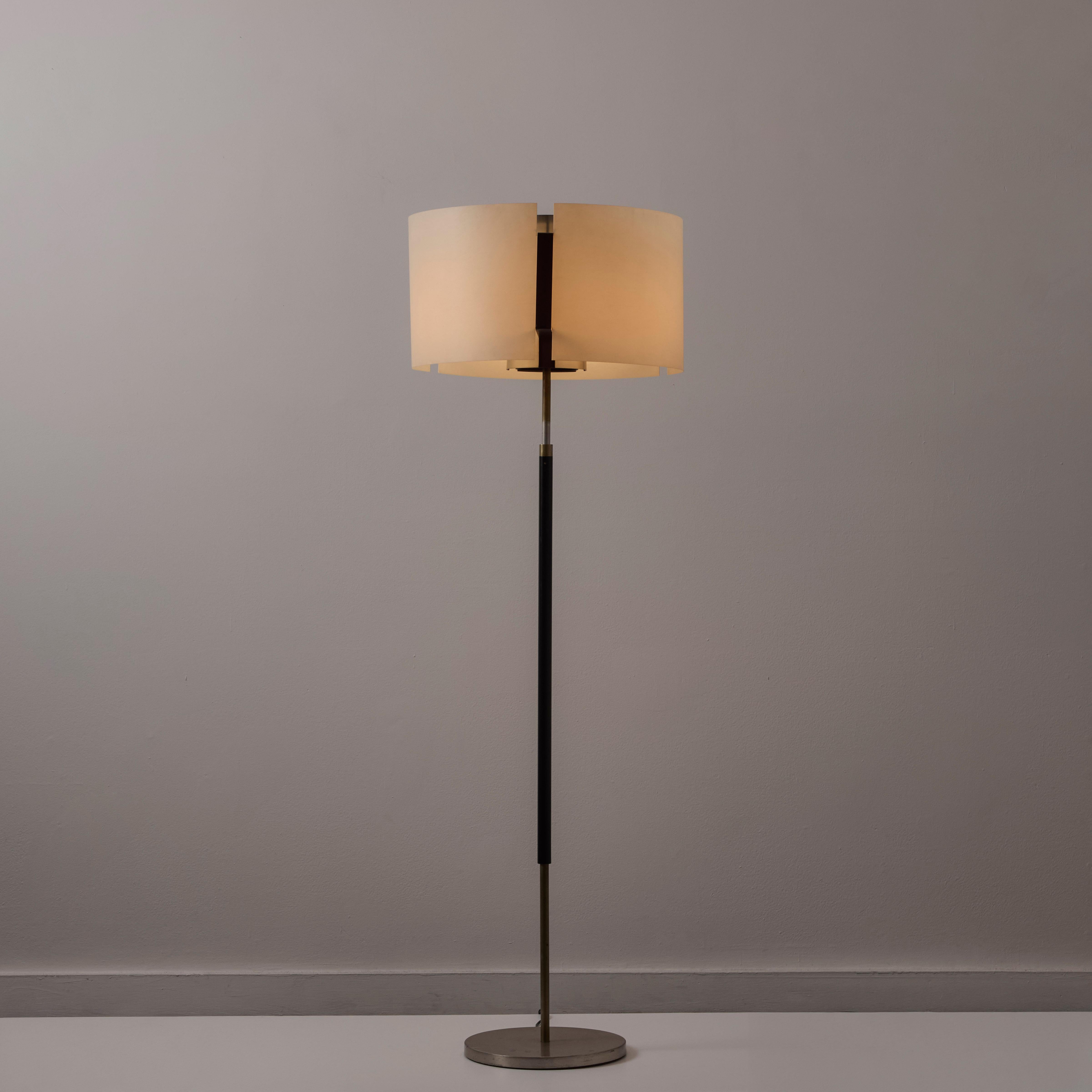 Lampadaire modèle 397 par Angelo Ostuni pour Oluce. Conçue et fabriquée en Italie en 1960. Un abat-jour parcheminé à trois panneaux avec des détails émaillés noirs et une tige réglable en hauteur. Le luminaire contient un diffuseur supérieur et un