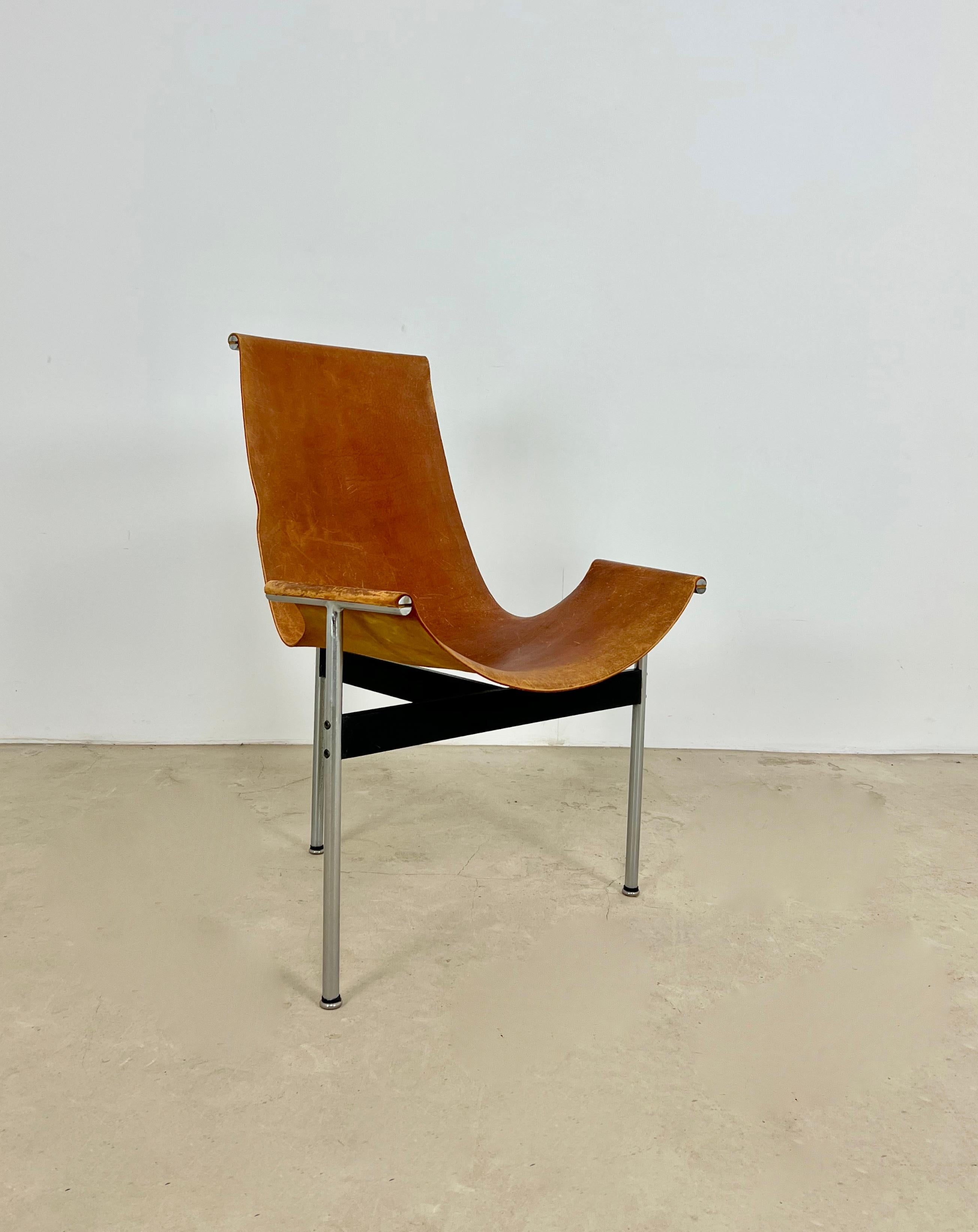 Chair in metal and leather of brown color. Measure: Seat height: 40cm. Wear due to time and age of the chair.