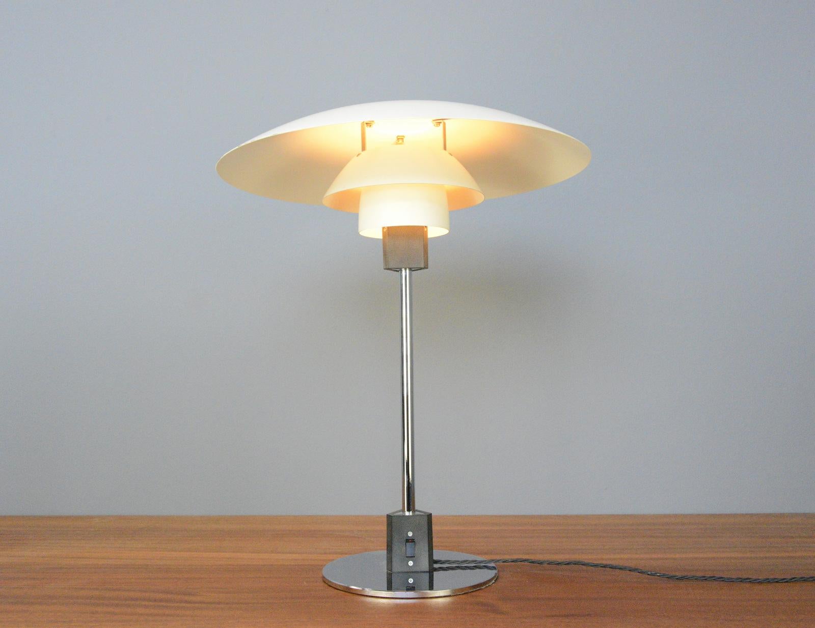 Lampe de table Model 4/3 de Louis Poulsen Circa 1960s

- Base et tige en acier chromé
- Interrupteur marche/arrêt sur la base
- Abat-jour en acier étagé
- Convient aux ampoules de type E27
- Conçu par Poul Henningsen
- Produit par Louis