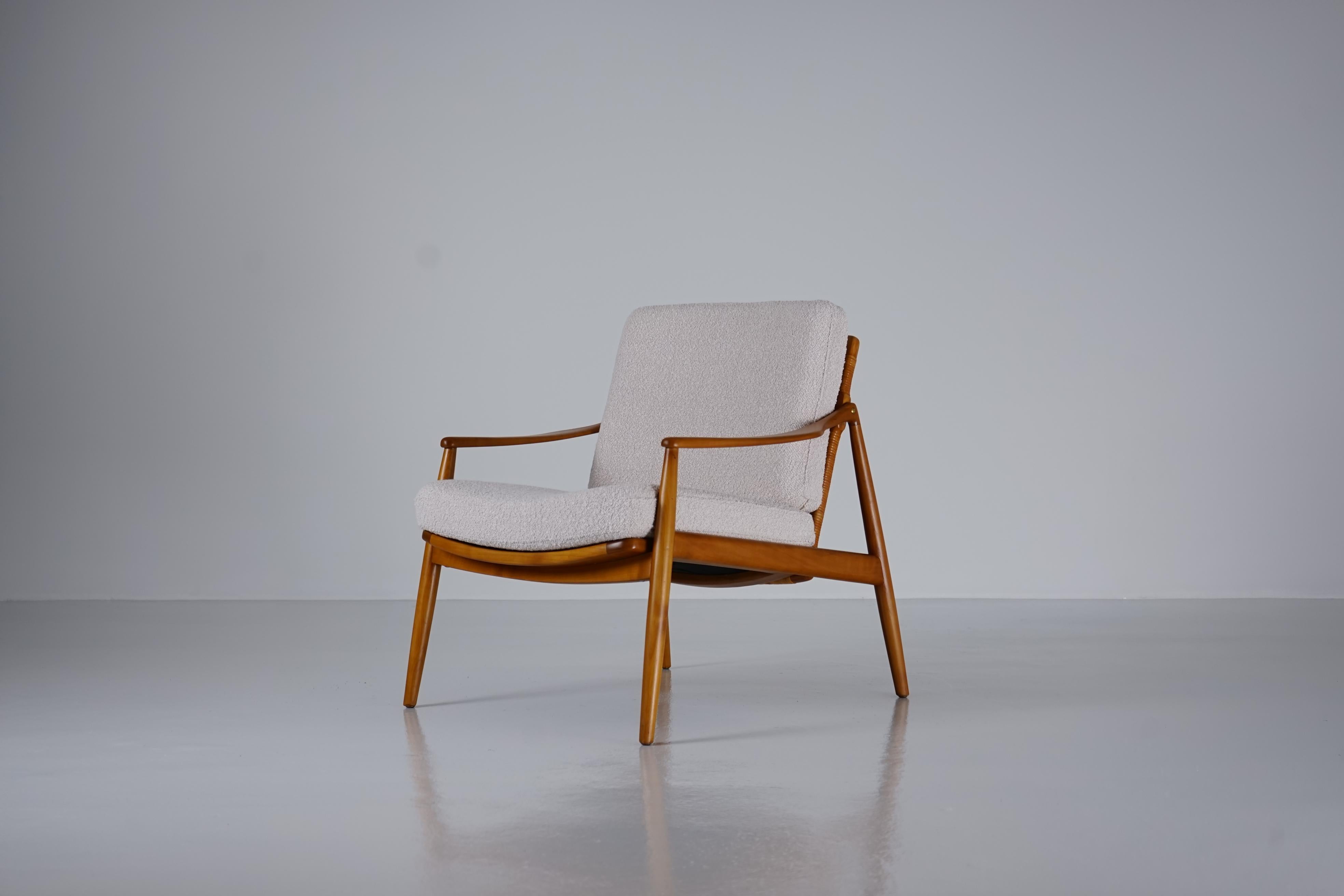Model 400 Arm Chair by Hartmut Lohmeyer für Wilkahn

Designer Hartmut Lohmeyer (1923 - ?)

Brand Wilkahn, Germany

Era 1960’s

Material wood, fabric

Size 71,5 cm x 75 cm x 77,5 cm

Condition restored

Bibliographie Special Edition WILKHAHN 100