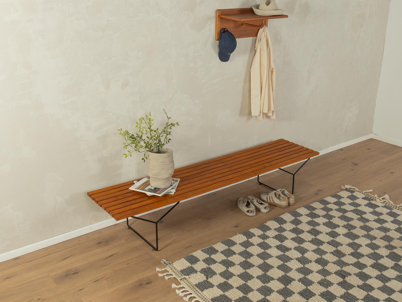 Minimalistische Bank MODEL 400 aus den 1960er Jahren von Harry Bertoia für Knoll International aus dem Jahr 1952. Gestell aus schwarzem Rundstahl in Y-Form und Sitz aus massiver, teakgebeizter Buche.

Qualitätsmerkmale:
Vollendetes Design: Perfekte