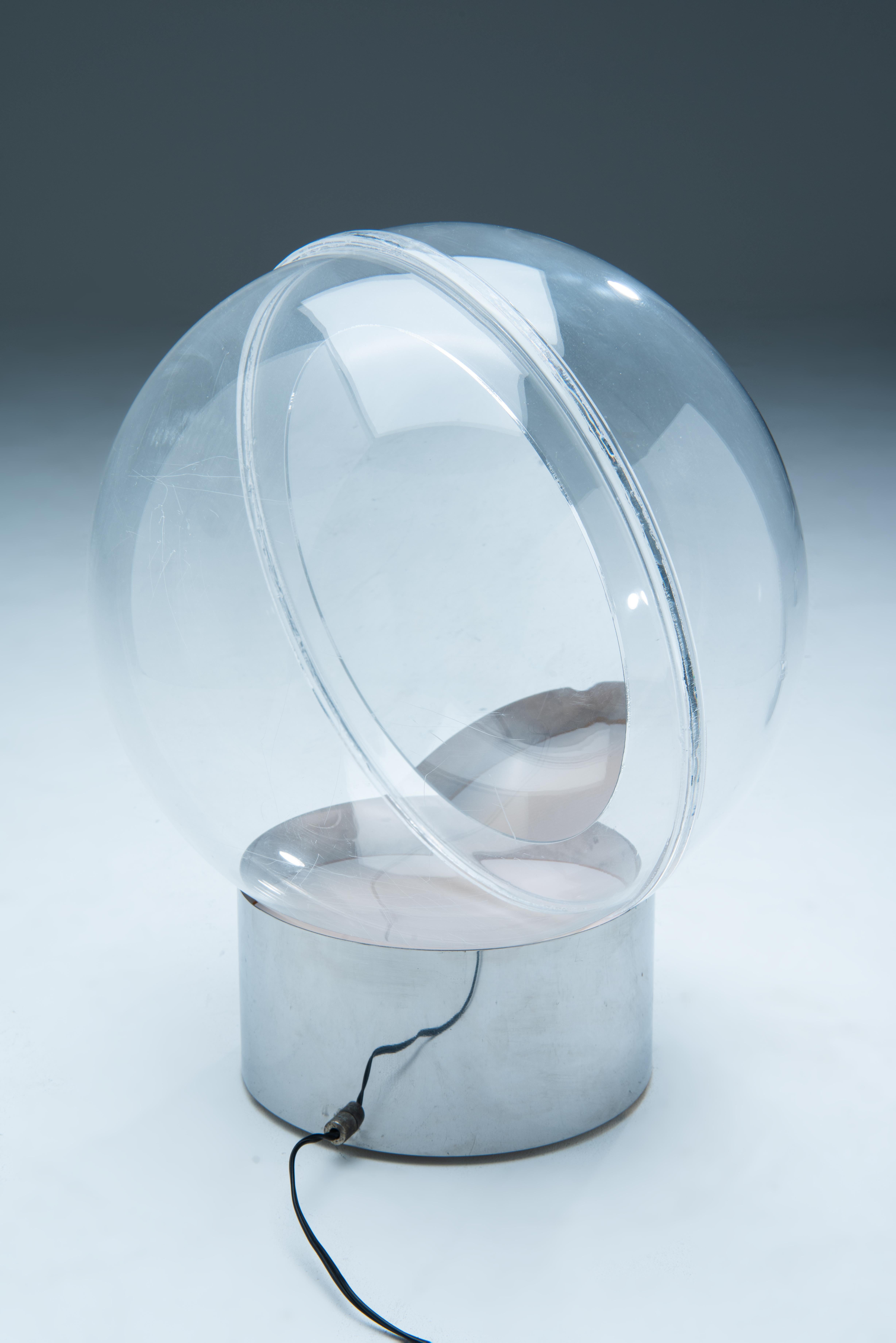 Lampadaire et lampe de table 'Model 4043' conçu par Filippo Panseca en 1968 pour Kartell, Italie. Deux tailles différentes ont été commercialisées, il s'agit ici de la plus petite version.
La sphère acrylique transparente est divisée par un miroir
