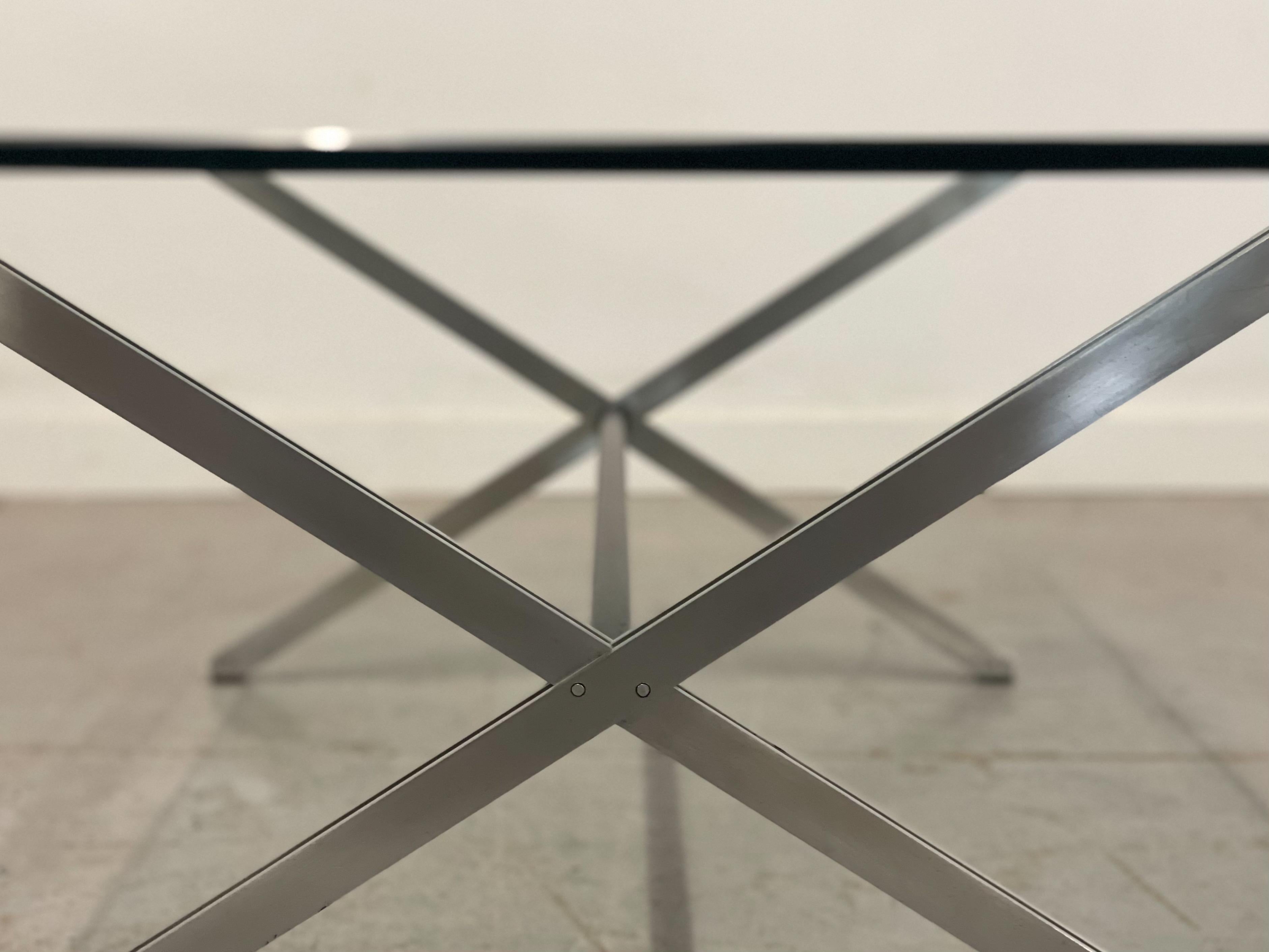 Rare table basse architecturale en acier et verre modèle 405 'Parallel Bar' conçue en 1955 par Florence Knoll, pour Knoll. Un classique du milieu du siècle. Mesure 42