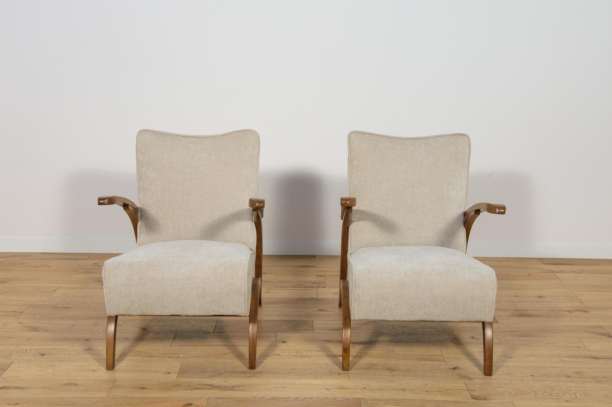 2 Sessel im Art-déco-Stil von Jindřich Halabala für UP Zavody, hergestellt in den 1930er Jahren. Er ist aus Bugholz und Federsitzen gefertigt. Es ist mit einer Eichenbeize gestrichen und mit einem starken Seidenmattlack lackiert. Die Schwämme wurden