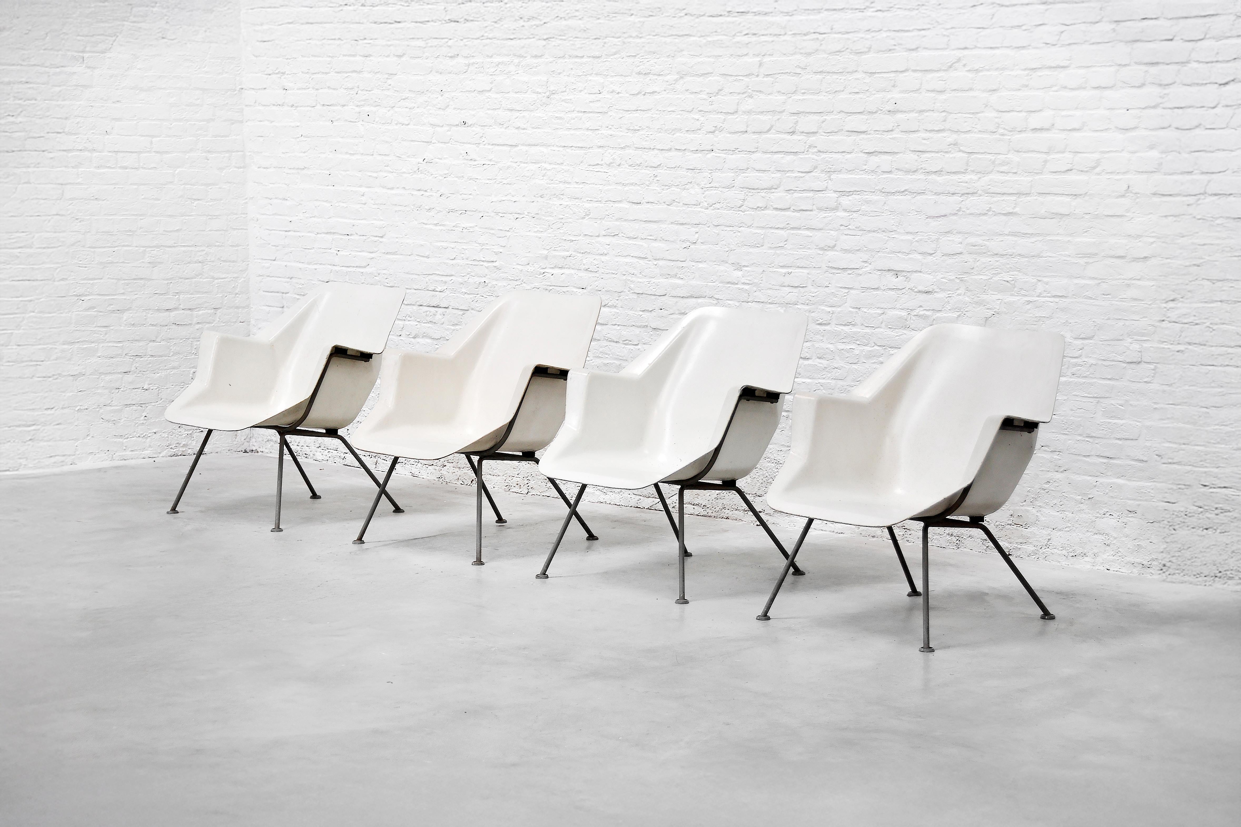 Un set di 4 sedie lounge straordinarie, modello No. 416, disegnate da Wim Rietveld e André Cordemeyer per Gispen nel 1957. Queste sono state le prime poltrone olandesi realizzate con un'unica scocca in poliestere stampato, una tecnica innovativa per
