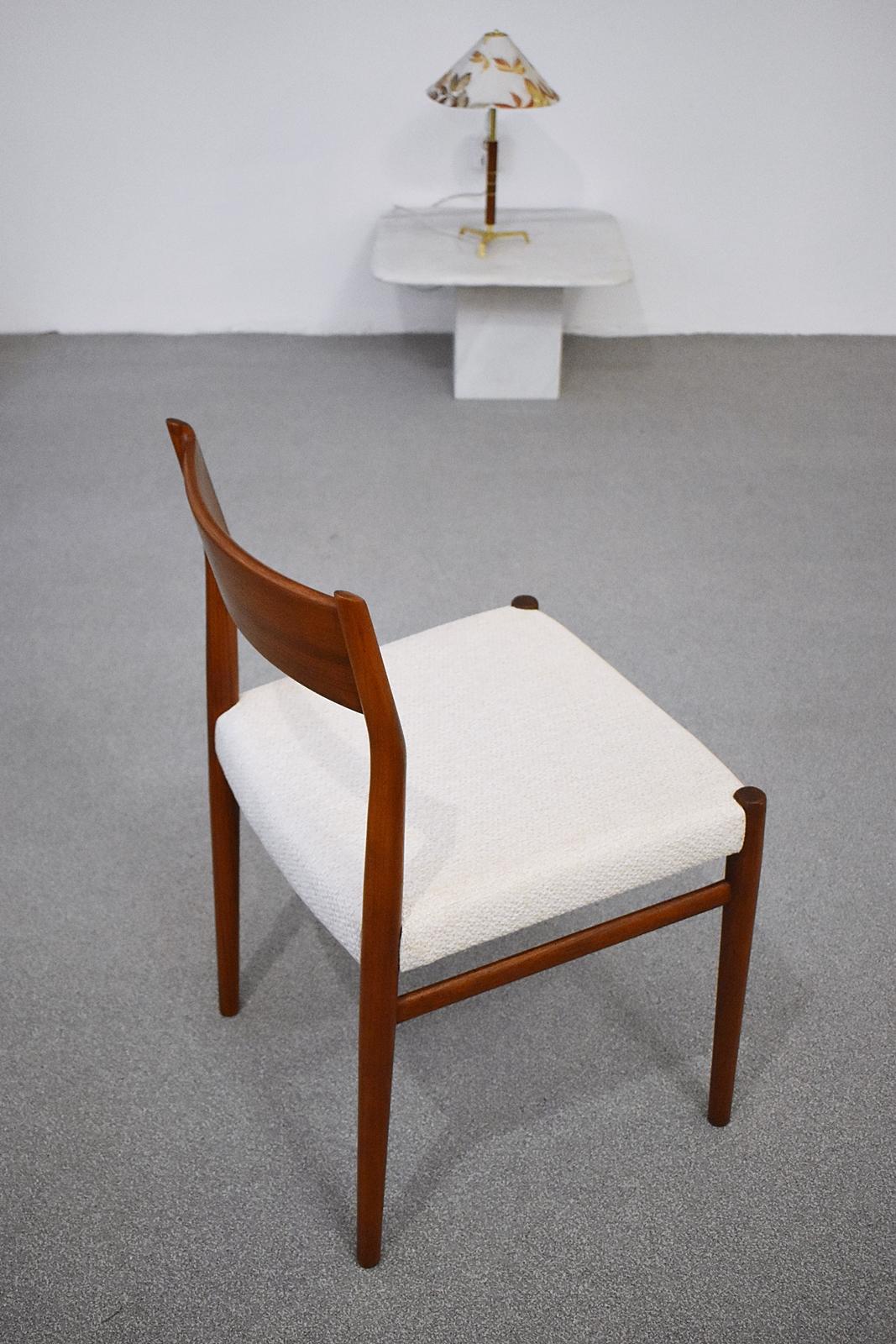 Vintage Danish modern dining chairs by Arne Vodder for Sibast. Model 418 manufactured in Denmark. The chair has been reupholstered with a high-quality fabric in beige.
Good restored condition with slight signs of usage.



     