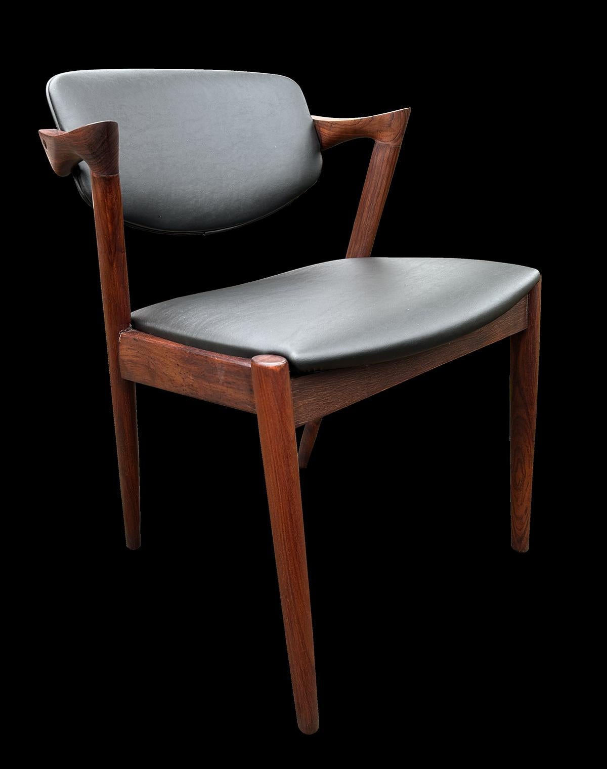 Una sola silla Kai Kristiansen modelo 42, con armazón de palisandro de Santos finamente veteado y tapicería fresca de tela de cuero negro, toda ella en excelente estado. Diseñada originalmente como silla de comedor, es perfectamente adecuada como