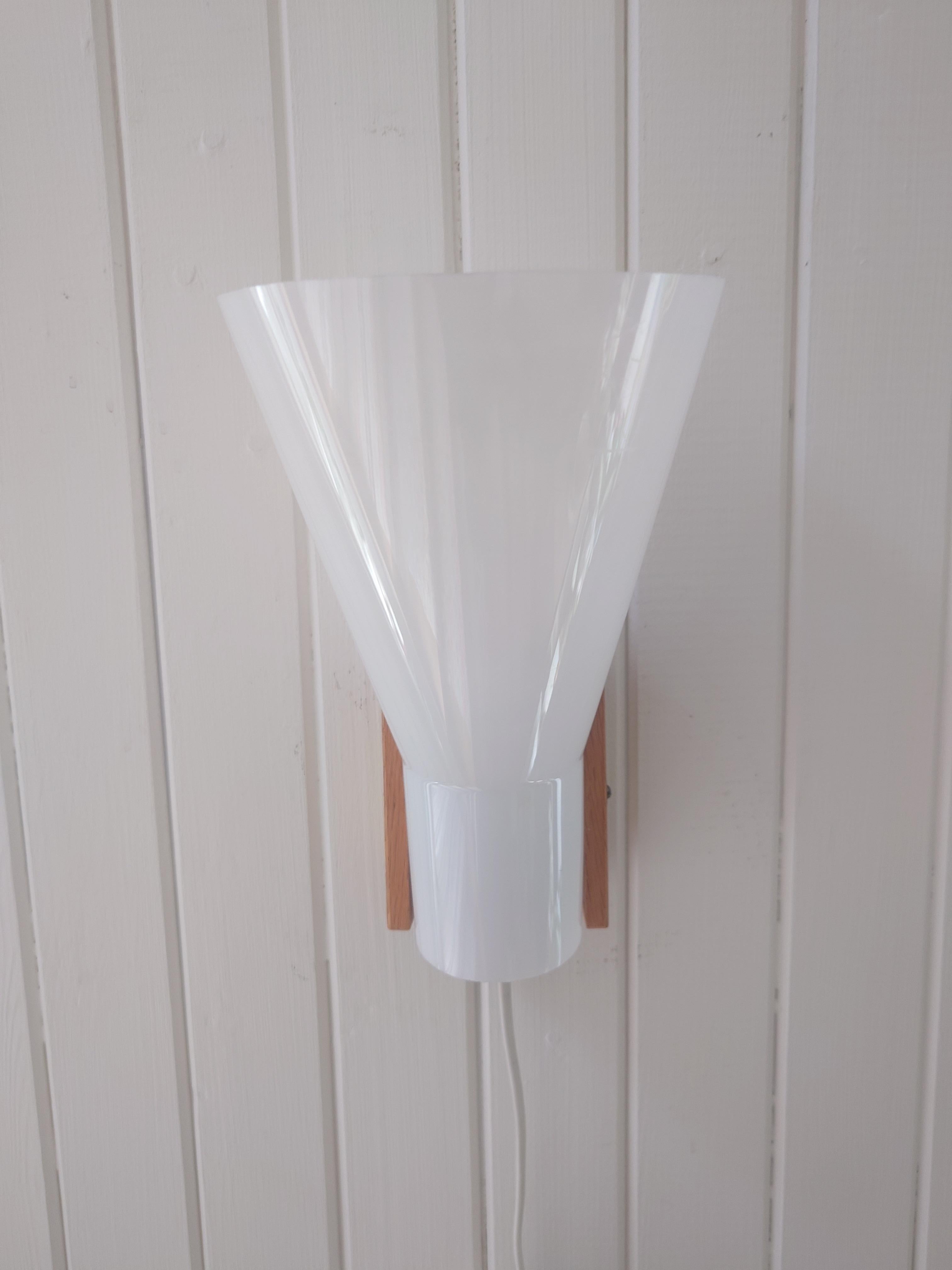  La lámpara de pared Modelo 431 fue diseñada por Hans Bergstrom y producida originalmente por Atelje Lyktan. A mediados de los años 60, Atelje Lyktan fue adquirida por Philips, Suecia. Esta lámpara fue fabricada por Philips.
Logotipo y número de
