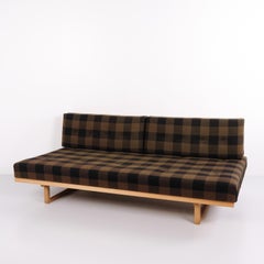 Model 4312 Daybed in Solid Oak and Wool Fabric by Børge Mogensen