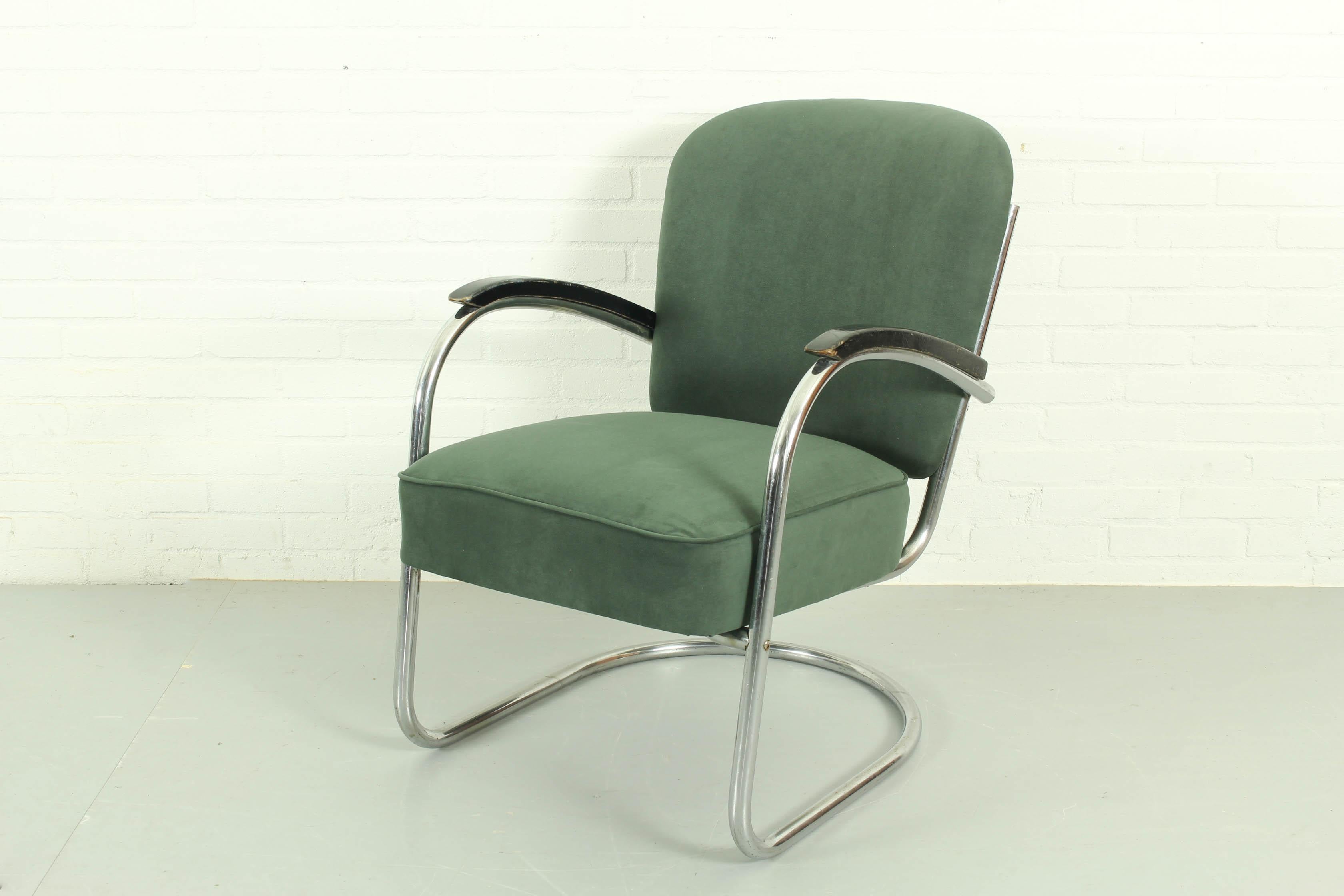 Superbe chaise longue tubulaire hollandaise conçue par Paul Schuitema dans les années 1930, 4 disponibles. Une trouvaille très rare car il s'agit de la chaise originale des années 1930. Il a été retapissé et est en très bon état. Conçu par Paul