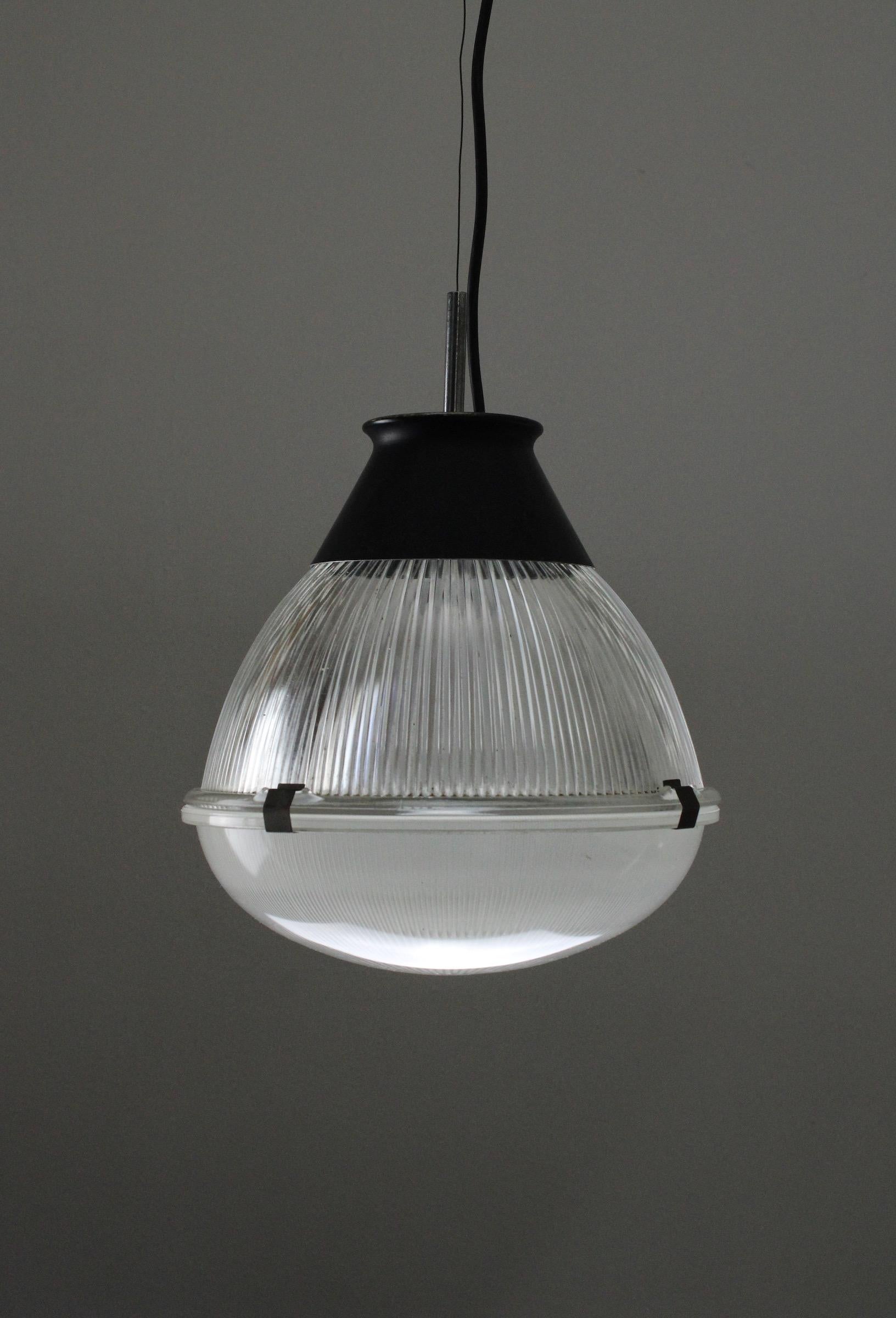 Hängeleuchte Modell 4409, entworfen von Tito Agnoli für Oluce, um 1958. Eine klassische Leuchte im italienischen Stil, hergestellt aus geriffeltem Glas und lackiertem Stahl. Sehr erkennbares Design im Vergleich zu anderen Lampen aus dieser Zeit, zum