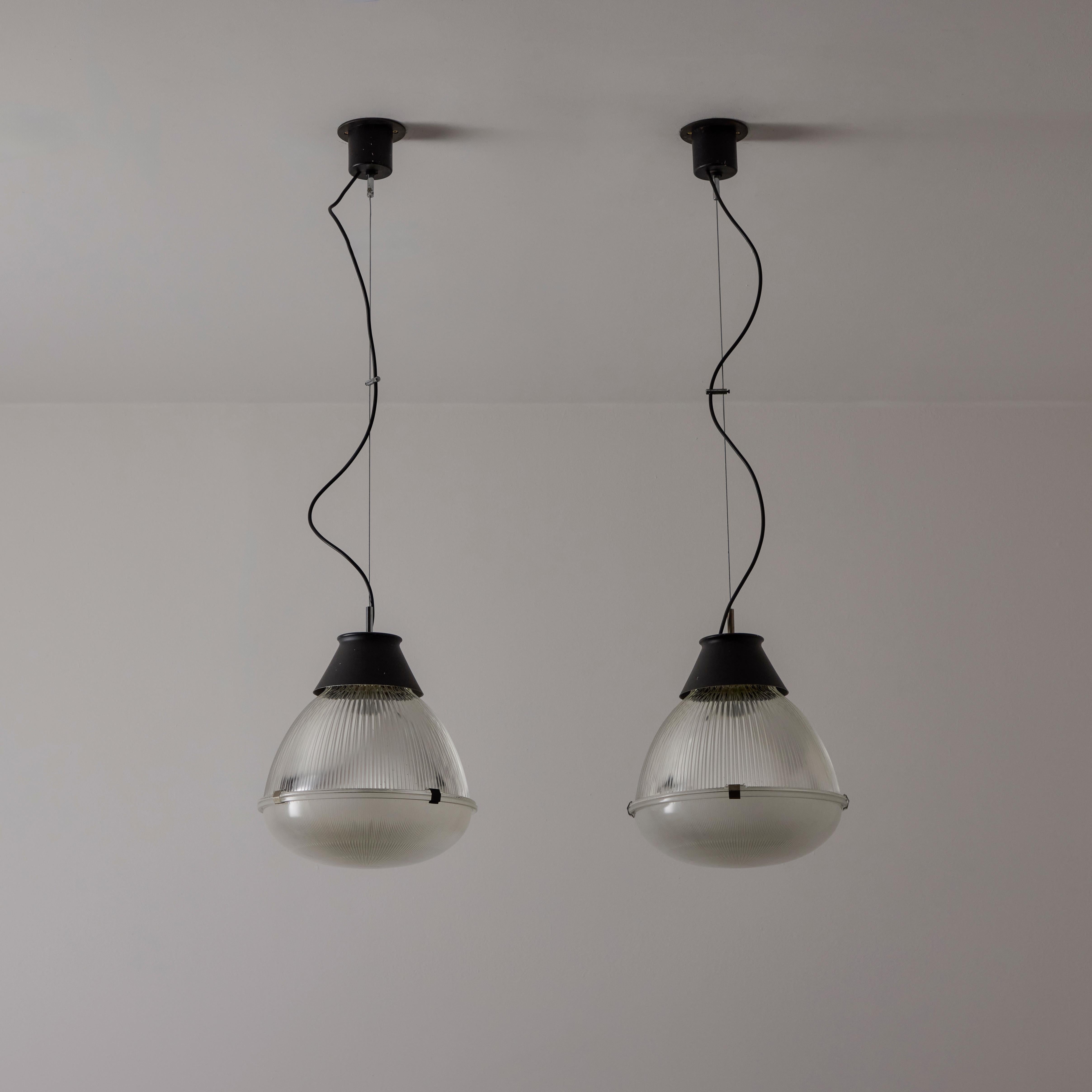 Luminaires suspendus modèle 4409 par Tito Agnoli pour Oluce. Conçu et fabriqué en Italie vers 1958. Le verre clair pressé et cannelé est suspendu à un câble et une corde en acier. Verrière d'origine avec plaque arrière américaine personnalisée.