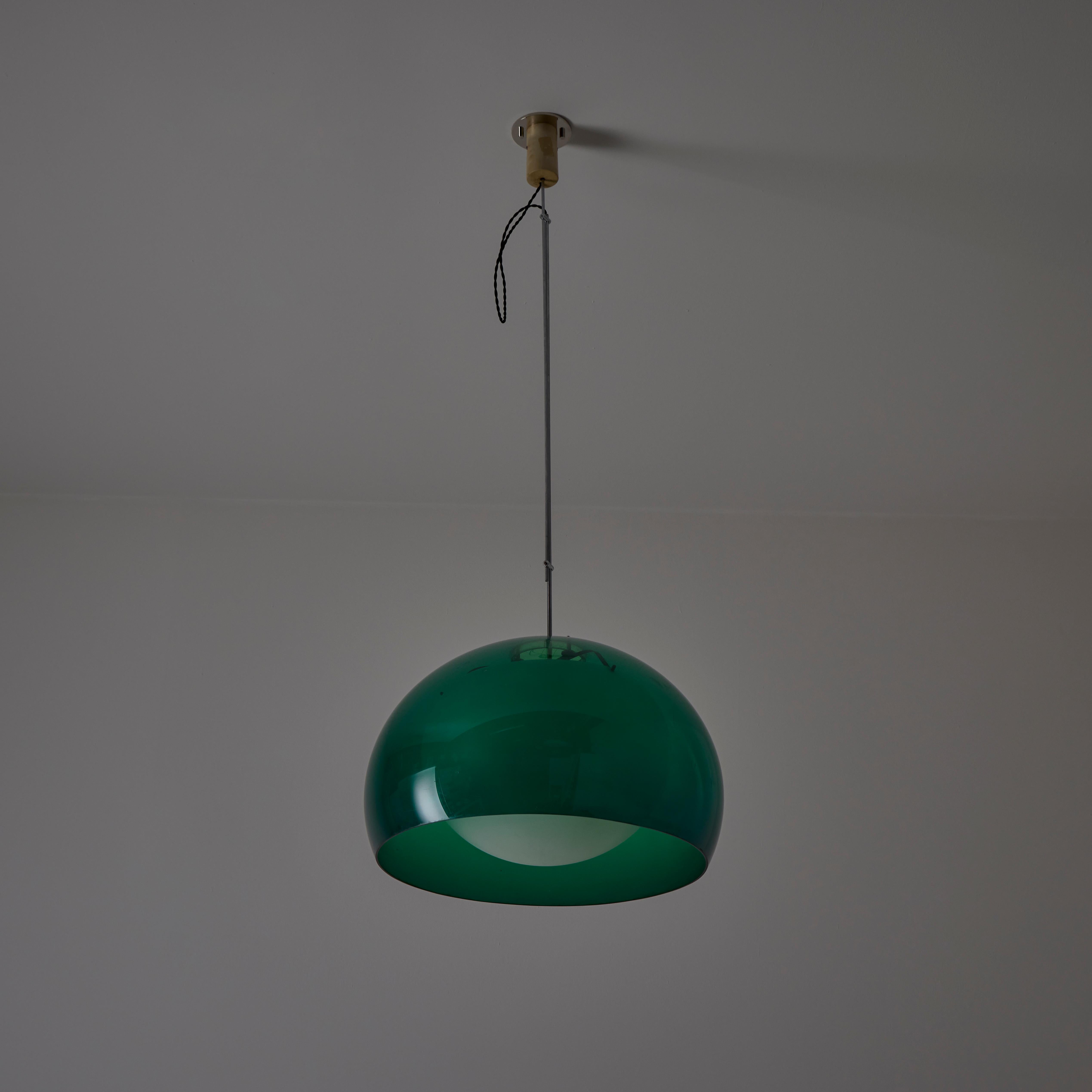 Plafoniera Model 4410 B di Tito Agnoli per Oluce. Progettato e prodotto in Italia, nel 1959. Cupola in acrilico verde abbinata a un diffusore interno in acrilico bianco. Sospensione regolabile con asta cromata. La lampada è dotata di una presa