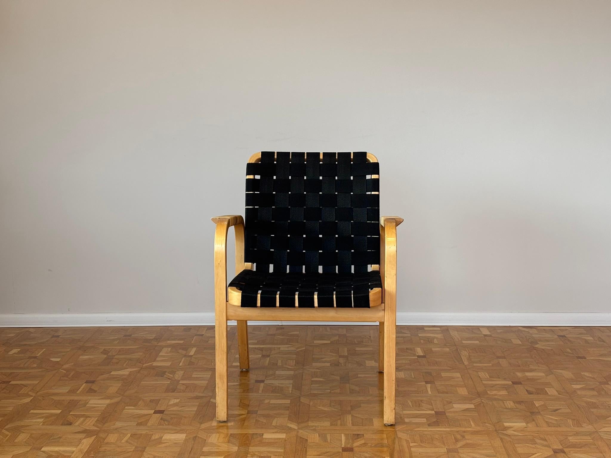 Model 45 Chair by Alvar Aalto for Artek, 1970s
Beautiful vintage armchair designed by Alvar Aalto for Artek in the 1970s. This version features a solid birch frame with linen webbing and rattan details, showcasing Aalto’s signature organic modernism