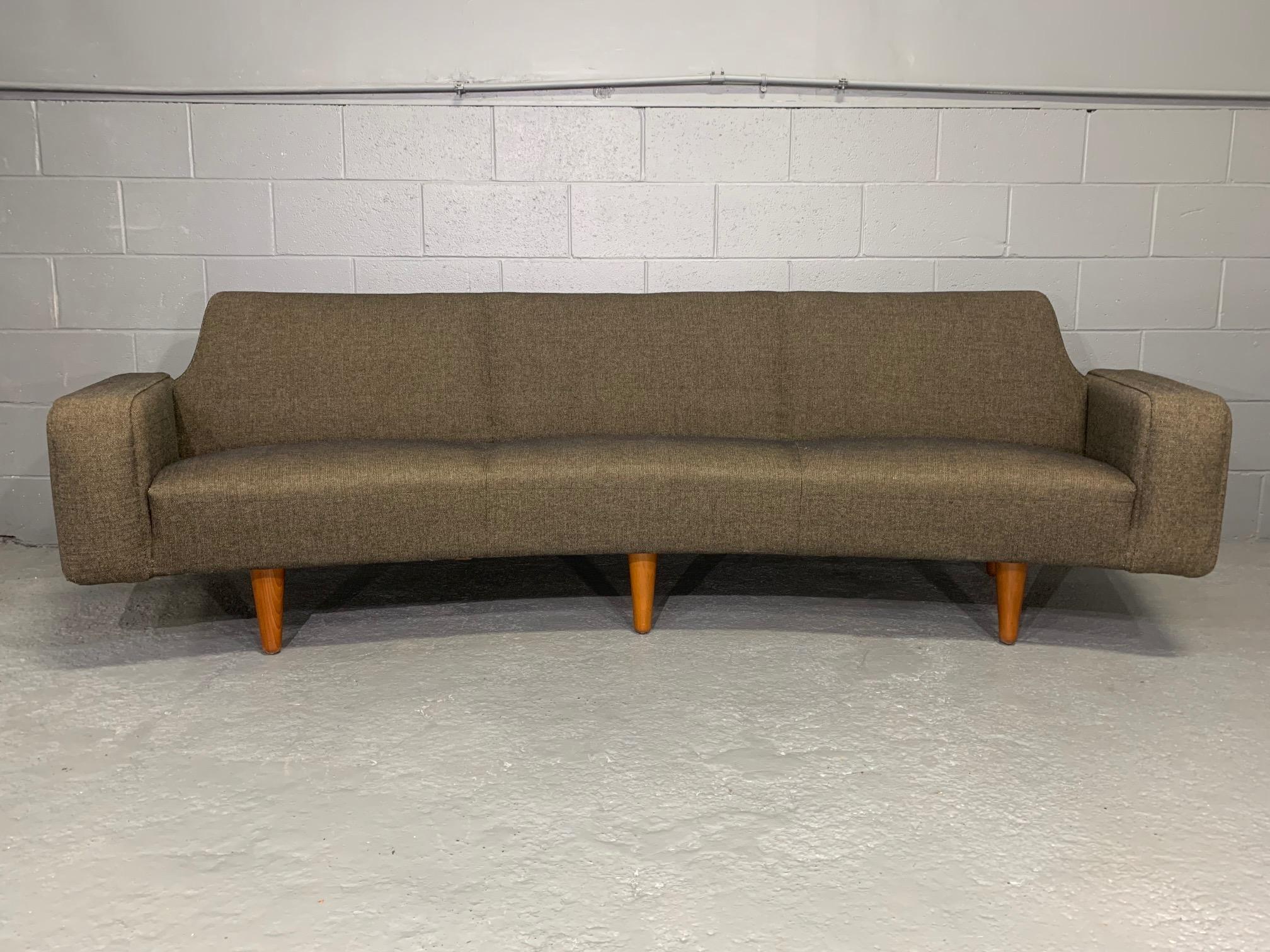 Amazing Danish modern midcentury Model 450 banana curved sofa by Illum Wikkelsø for Aarhus Polstrermøbelfabrik in classic brown/black tweed upholstery. Sofa and upholstery in excellent condition with minor wear on fabric in front left lower corner