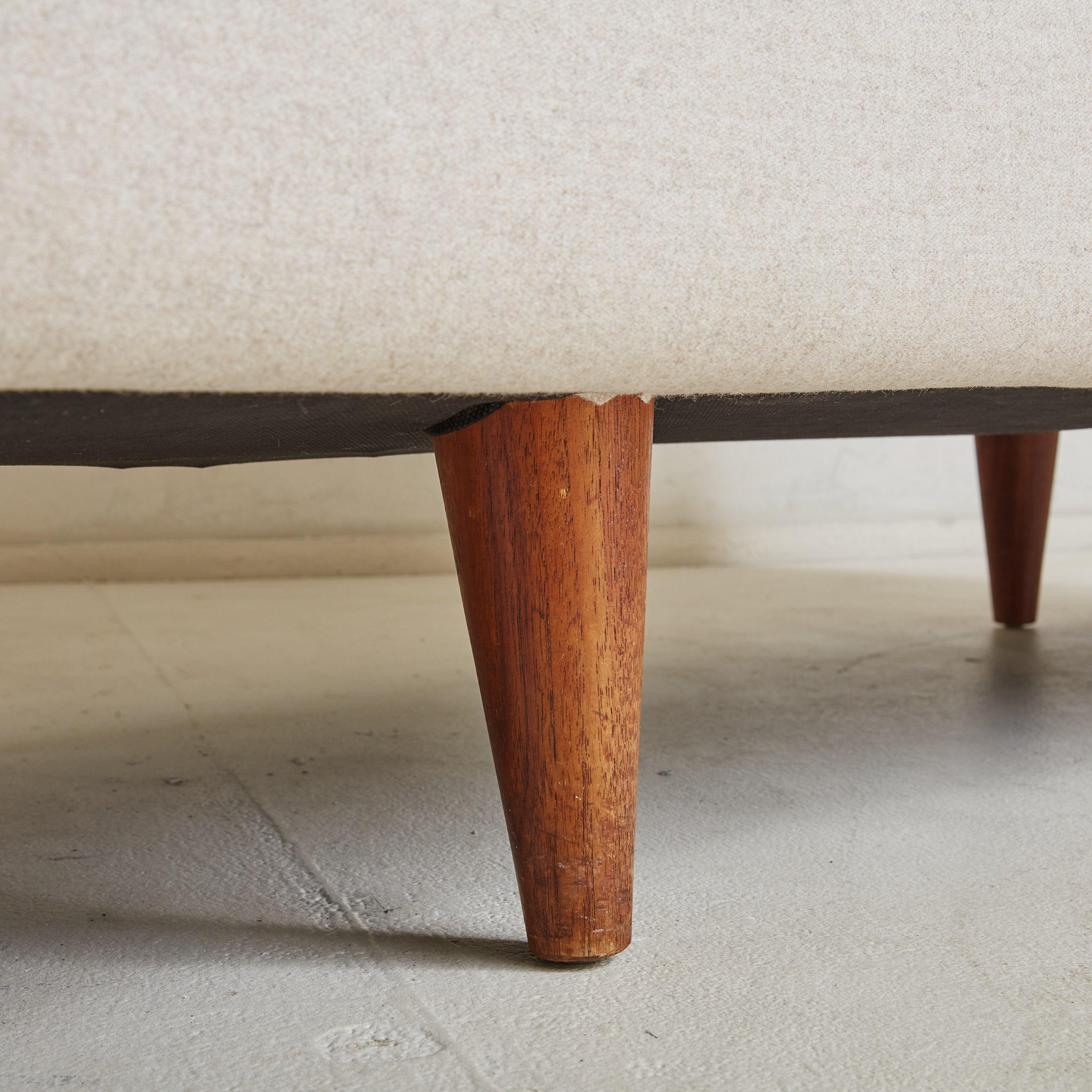 Model 450' Banana Sofa by Illum Wikkelsø for Aarhus Polstermøbelfabrik For Sale 3