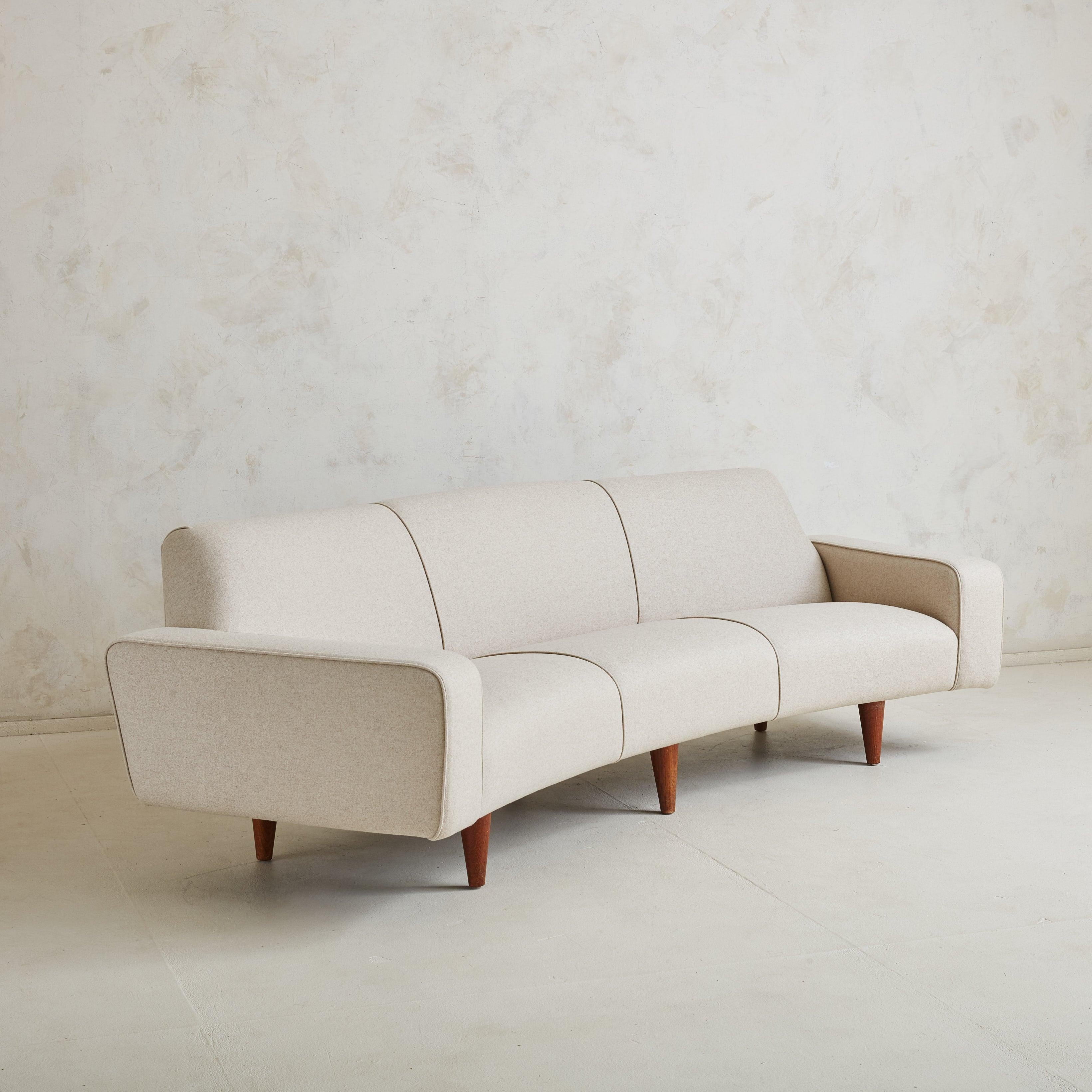 Danish Model 450' Banana Sofa by Illum Wikkelsø for Aarhus Polstermøbelfabrik For Sale