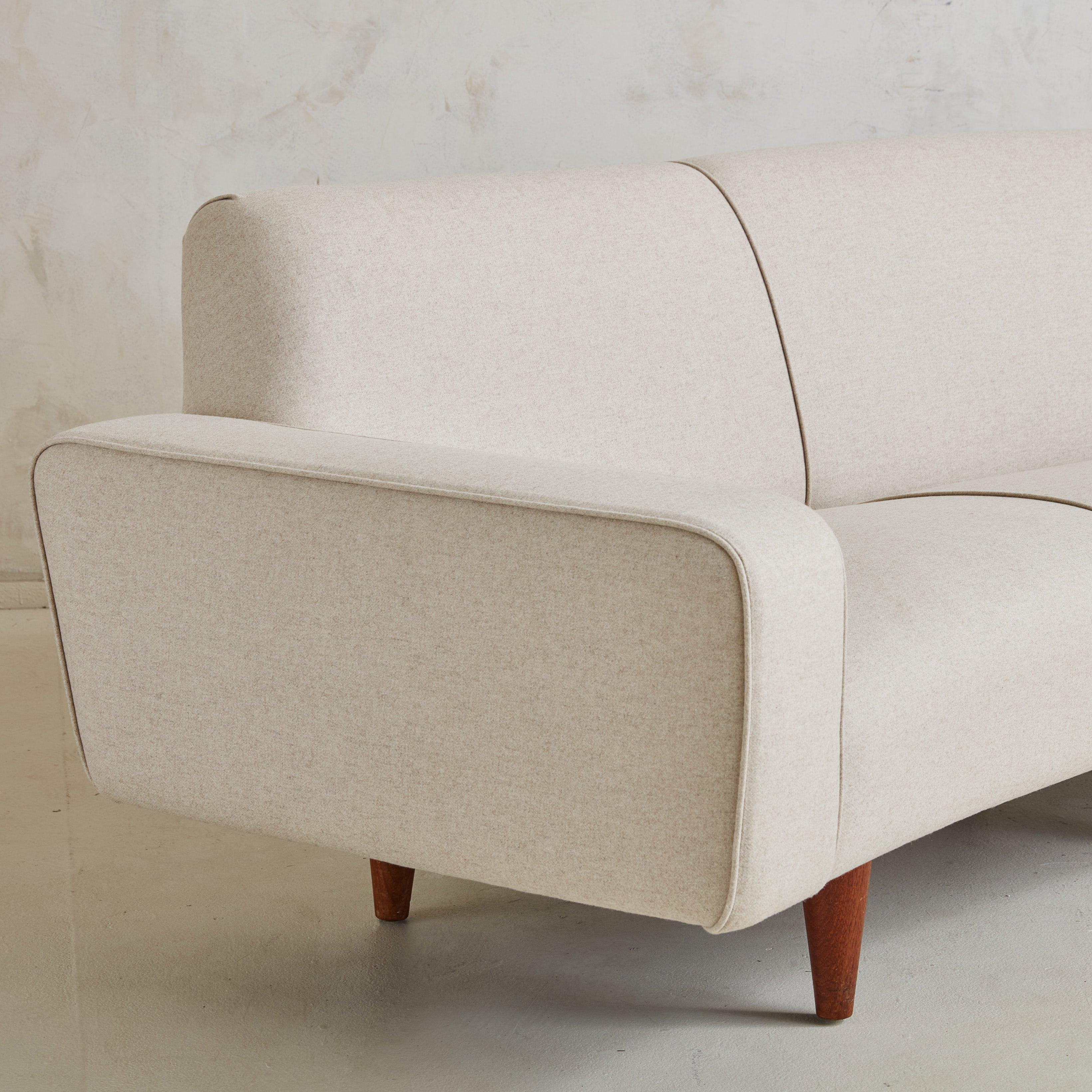 Model 450' Banana Sofa by Illum Wikkelsø for Aarhus Polstermøbelfabrik In Excellent Condition For Sale In Chicago, IL