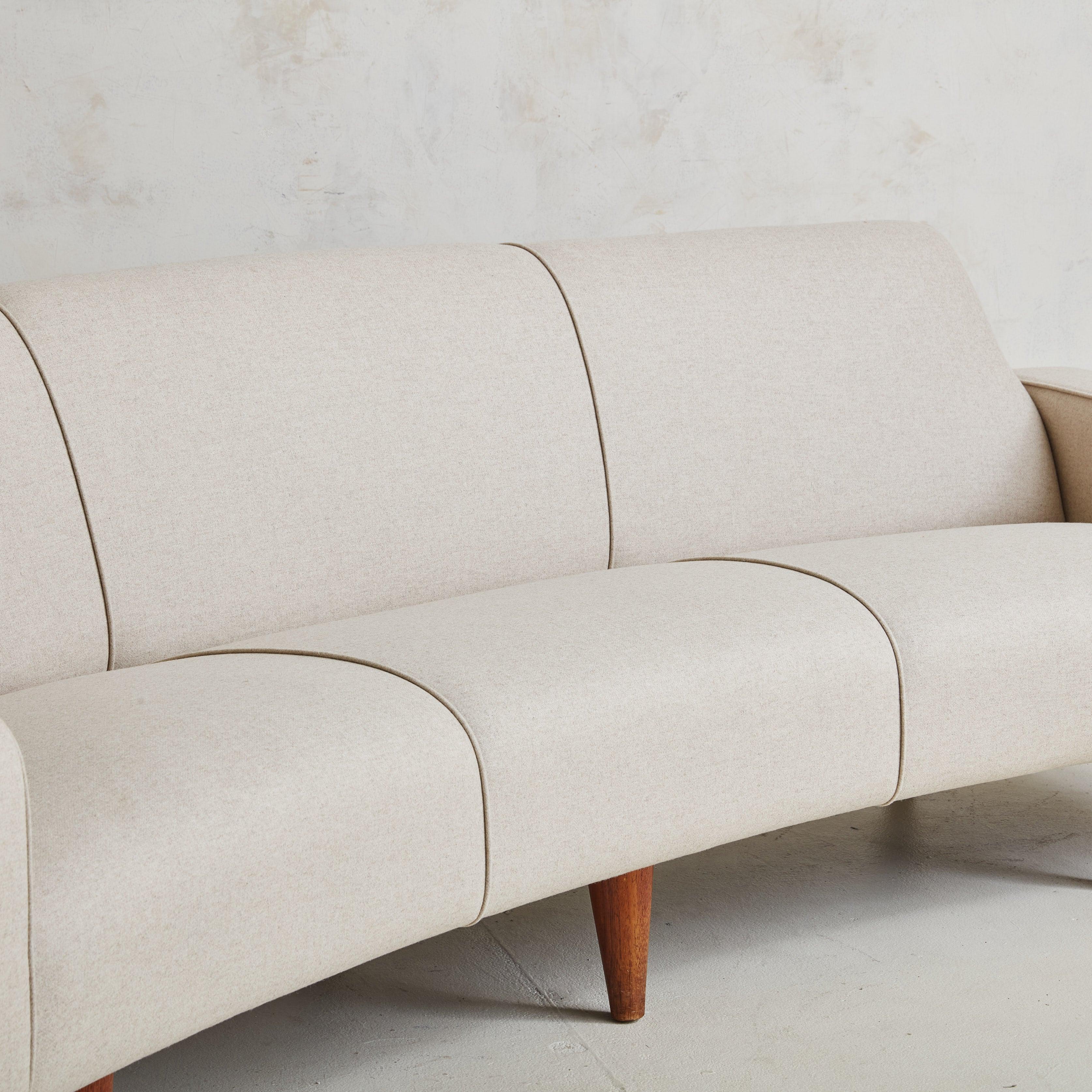 Model 450' Banana Sofa by Illum Wikkelsø for Aarhus Polstermøbelfabrik For Sale 1