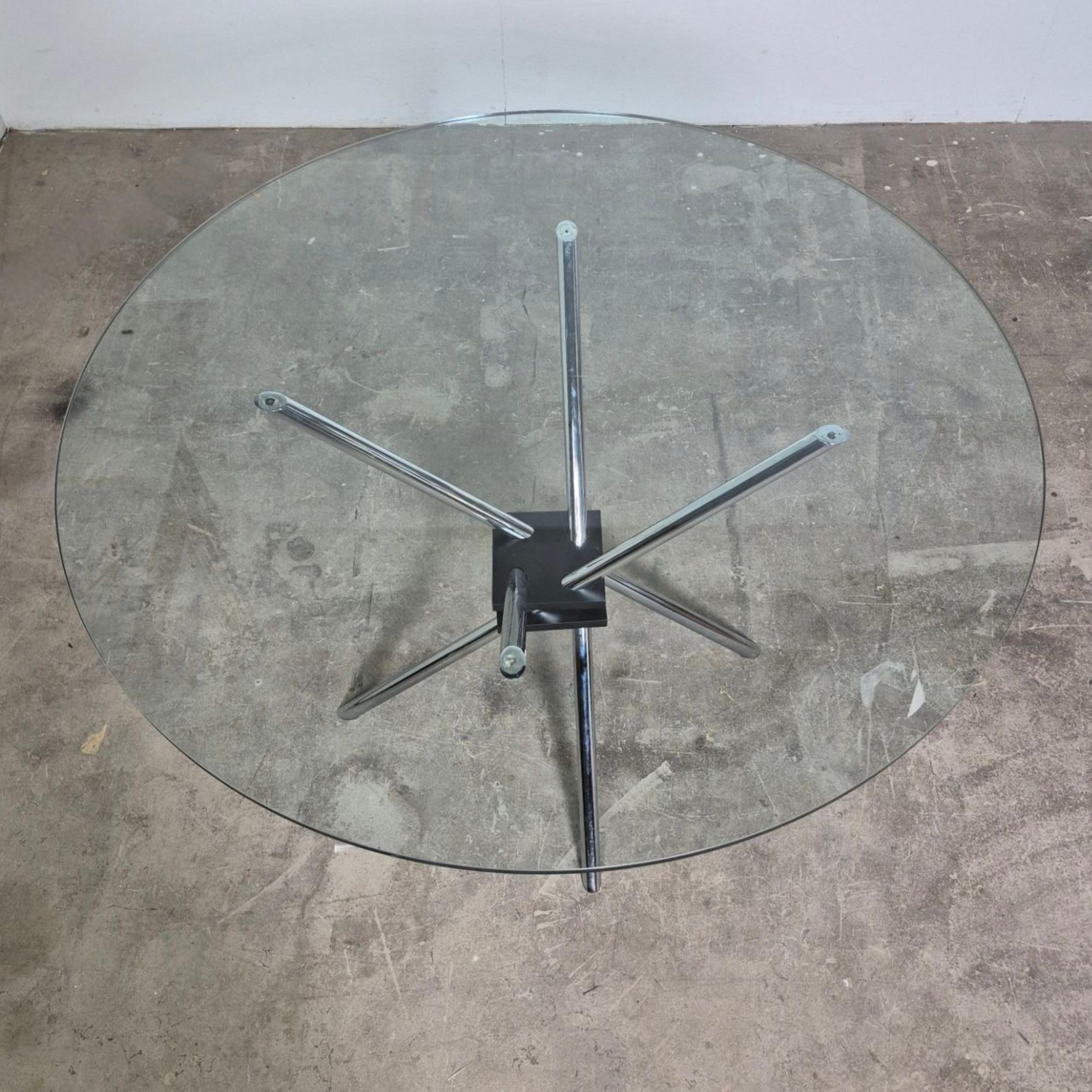 Conçue dans les années 1920 par le designer du Bauhaus Takehiko Mizutani, elle n'a jamais été fabriquée jusqu'à ce qu'Alivar la reprenne en production dans les années 1980.
Design/One typique du Bauhaus avec une utilisation minimale des matériaux. 4