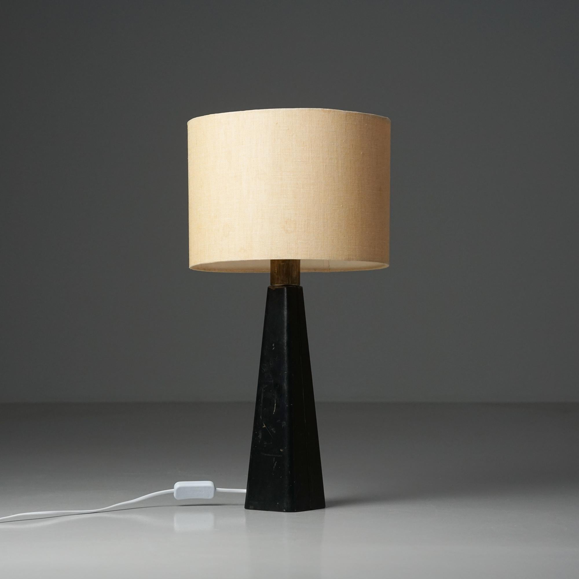 Leder-Tischleuchte Modell 46-017, Entwurf von Lisa Johansson-Pape, hergestellt von Stockmann-Orno, 1960er Jahre. Gestell aus Leder, Details aus Messing, Lampenschirm aus Stoff. Markiert. Guter Vintage-Zustand, Patina im Einklang mit Alter und