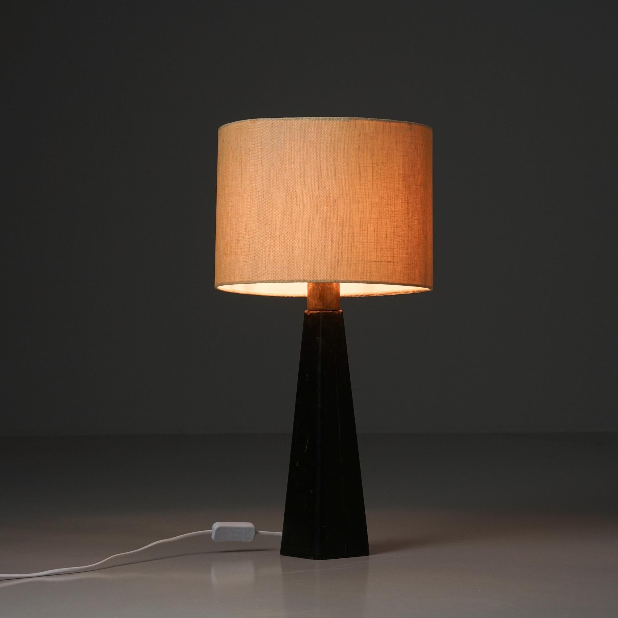 Model No. 46-017 Tischleuchte aus Leder, Lisa Johansson-Pape, Stockmann/Orno, 1960er Jahre (Skandinavische Moderne) im Angebot