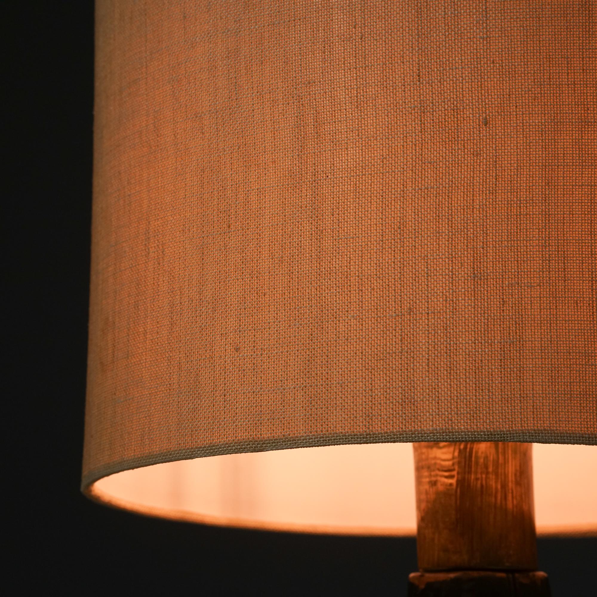 Model No. 46-017 Tischleuchte aus Leder, Lisa Johansson-Pape, Stockmann/Orno, 1960er Jahre (Finnisch) im Angebot