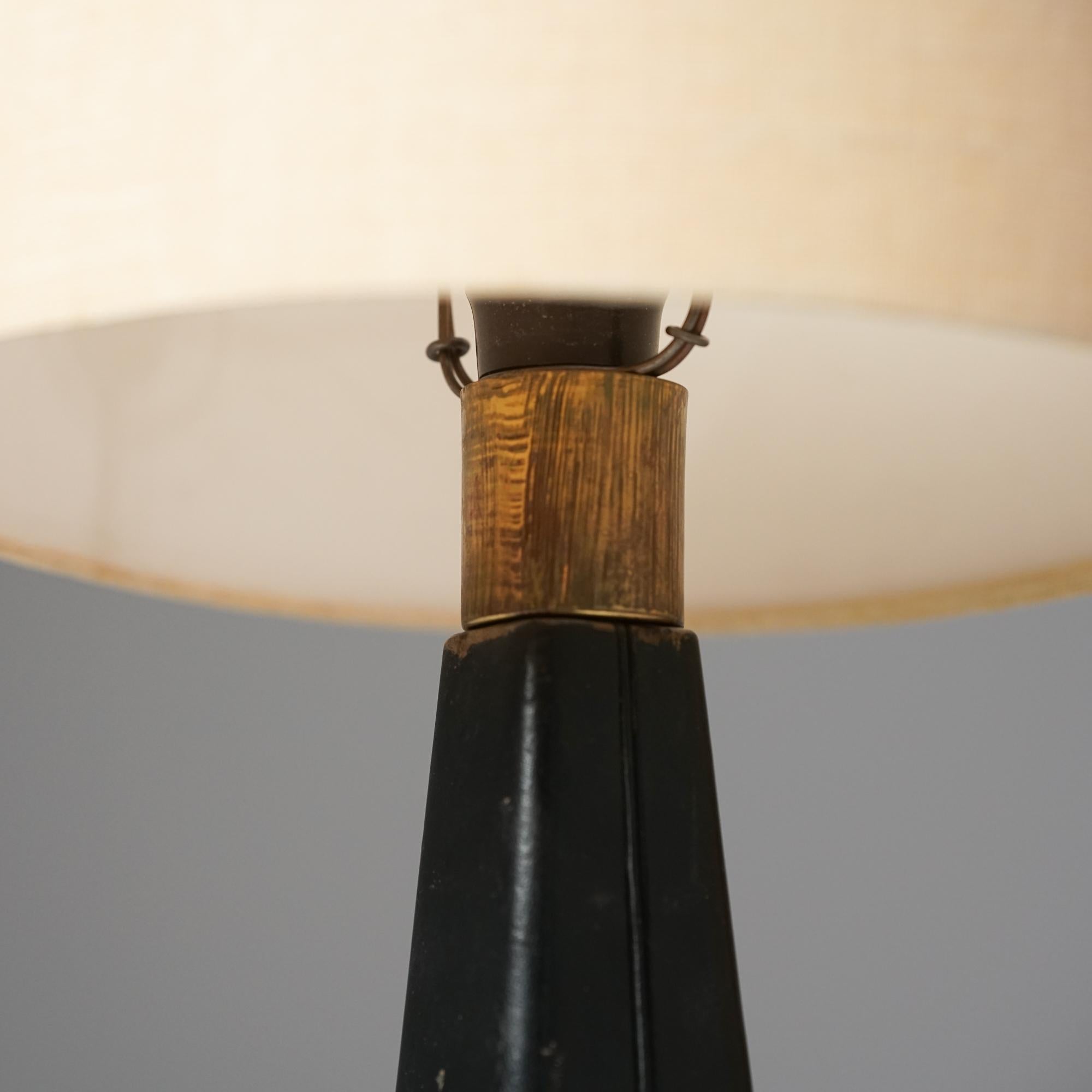 Model No. 46-017 Tischleuchte aus Leder, Lisa Johansson-Pape, Stockmann/Orno, 1960er Jahre im Zustand „Gut“ im Angebot in Helsinki, Uusimaa