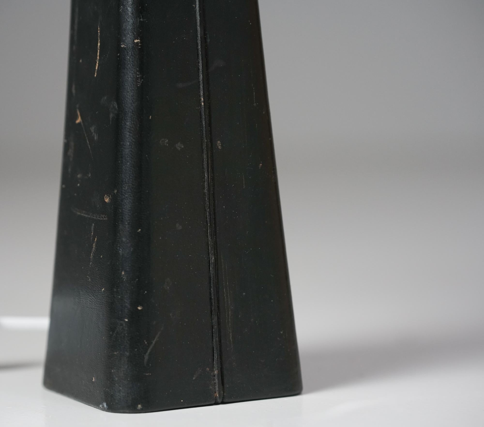 Model No. 46-017 Tischleuchte aus Leder, Lisa Johansson-Pape, Stockmann/Orno, 1960er Jahre (Mitte des 20. Jahrhunderts) im Angebot