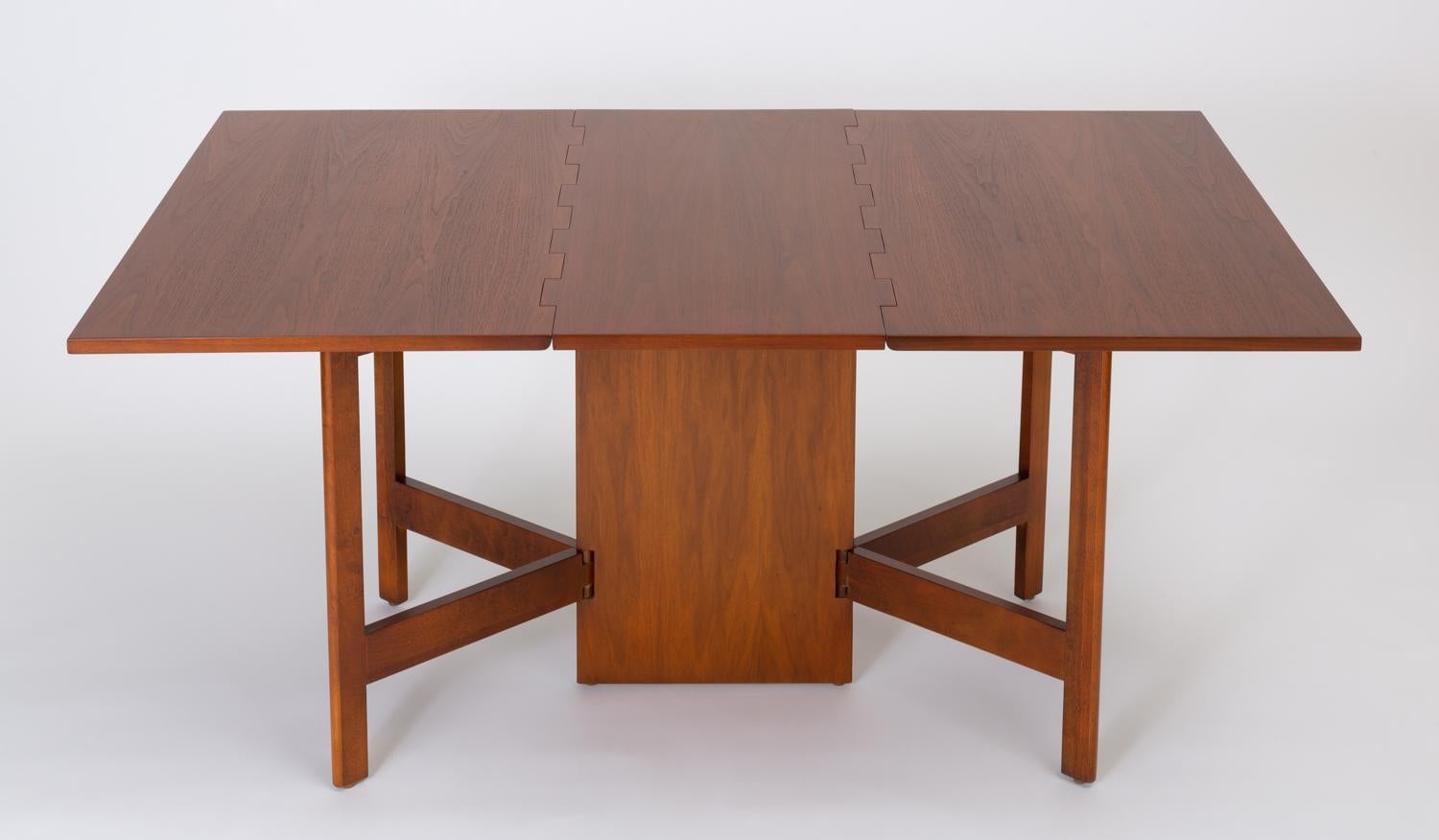 George Nelson’s 1947 design for Herman Miller was an updated take on the classic gateleg table. The central panel support has four rotating legs that allow for more stability than the traditional two-leg design. The innovative box-jointed hinge