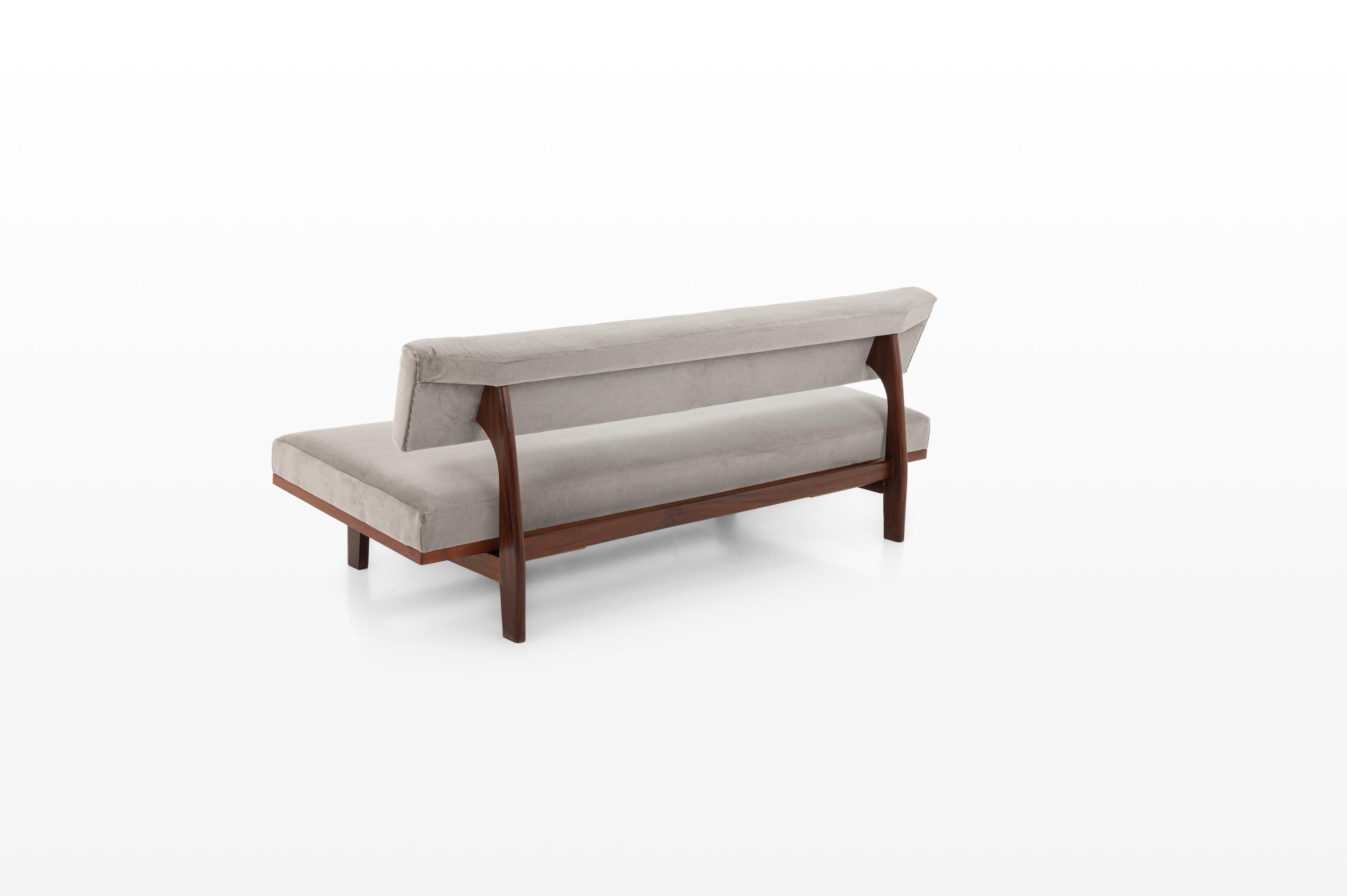 'Model 470' sofa/daybed designed by Hans Bellmann for Wilkhahn, Germany 1960s. The sofa is made of teak and and has a grey velvet upholstery. The daybed is adjustable in two positions. Perfect for sitting upright or lounging.

Dimensions:
W: 190