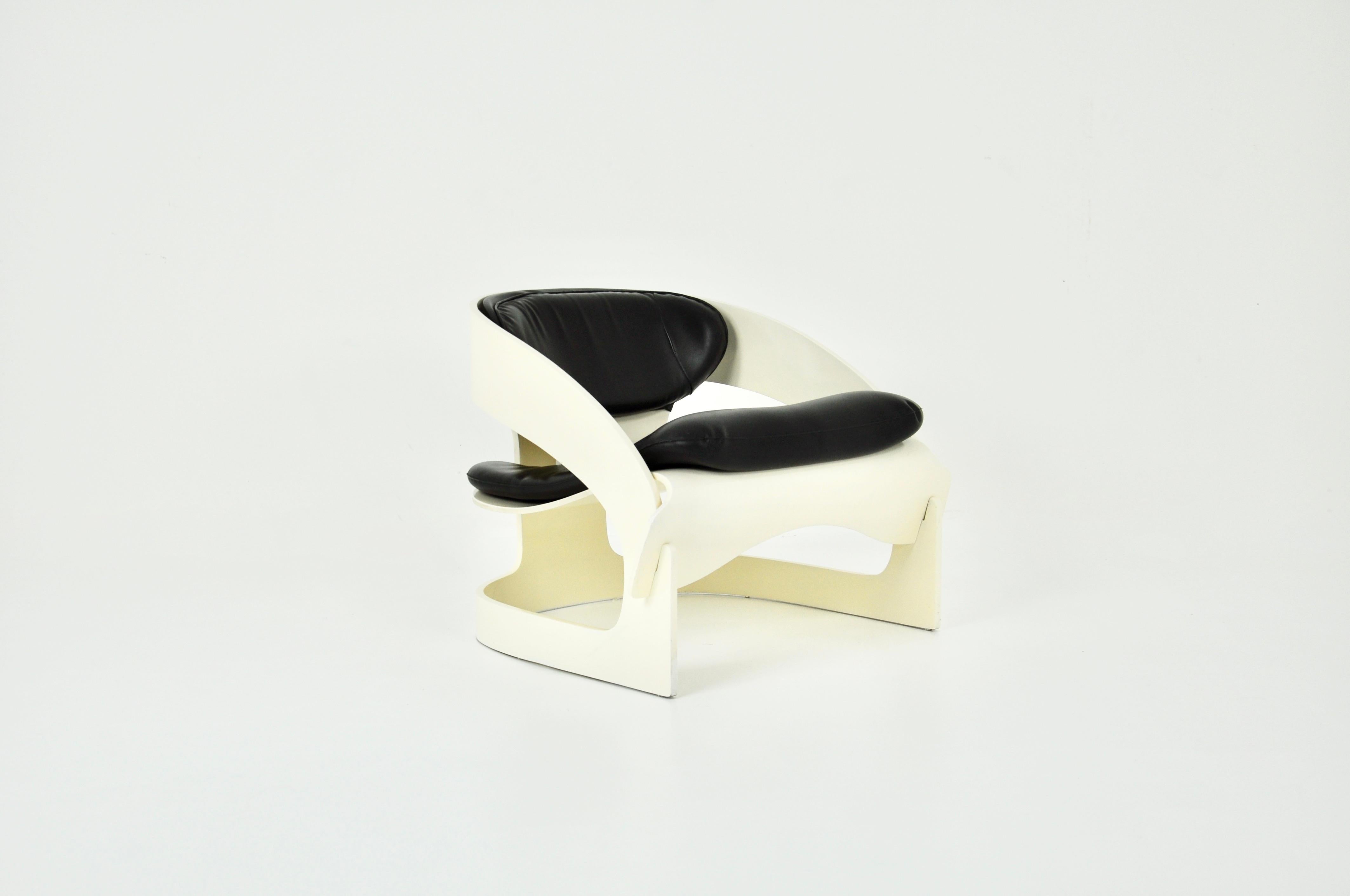 Sillón blanco de madera con cojín de cuero negro diseñado por Joe Colombo en los años 60, modelo 4801. Numerado 8. Altura del asiento 40 cm. Desgaste debido a la edad y el tiempo.
PARA EL ENVÍO, CONSÚLTANOS PARA RECIBIR EL MEJOR PRECIO
