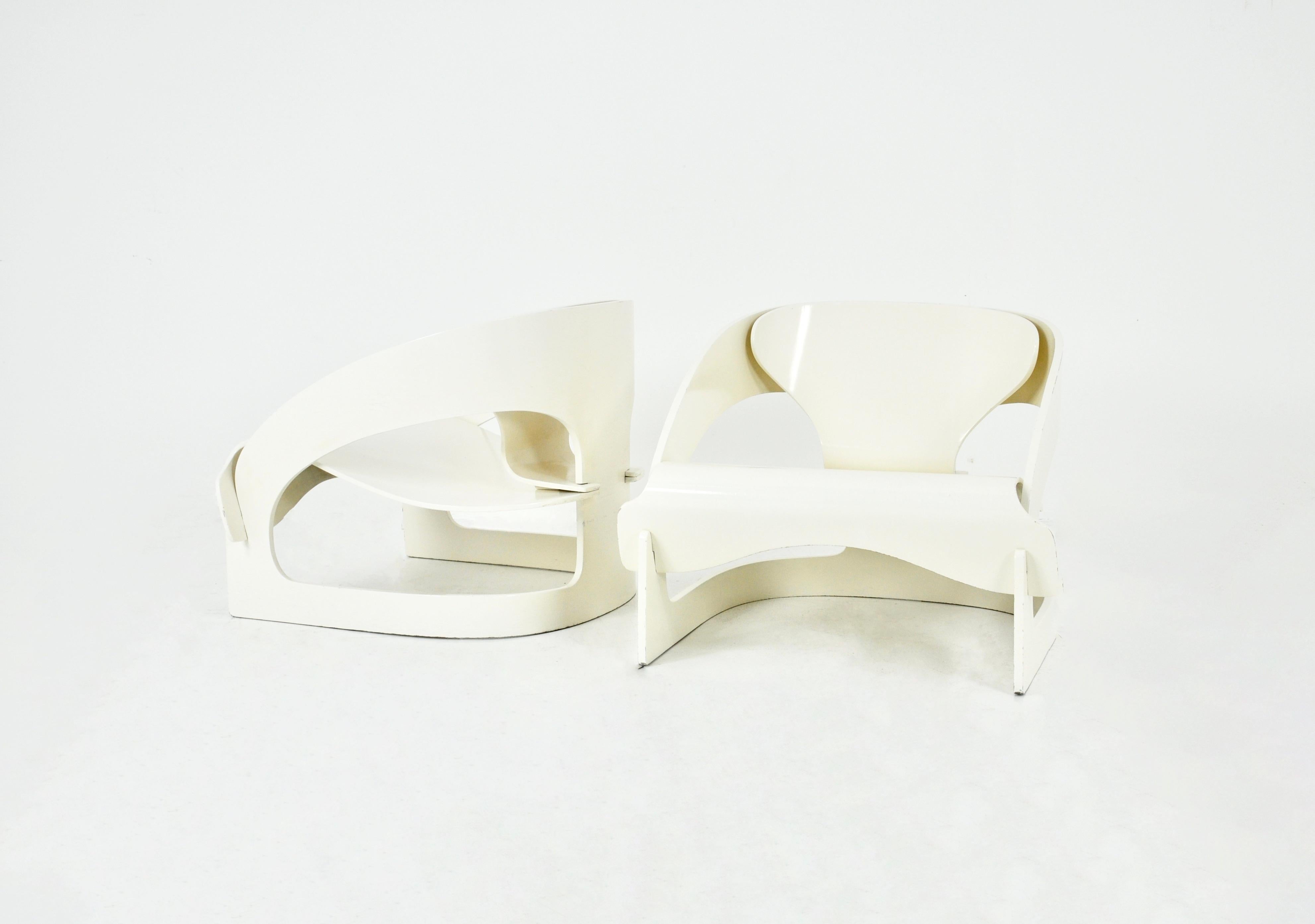 Satz von 2 weißen Holzsesseln, entworfen von Joe Colombo, Modell 4801.  Nummeriert 16. Sitzhöhe 34 cm. Zeit- und altersbedingte Abnutzung.