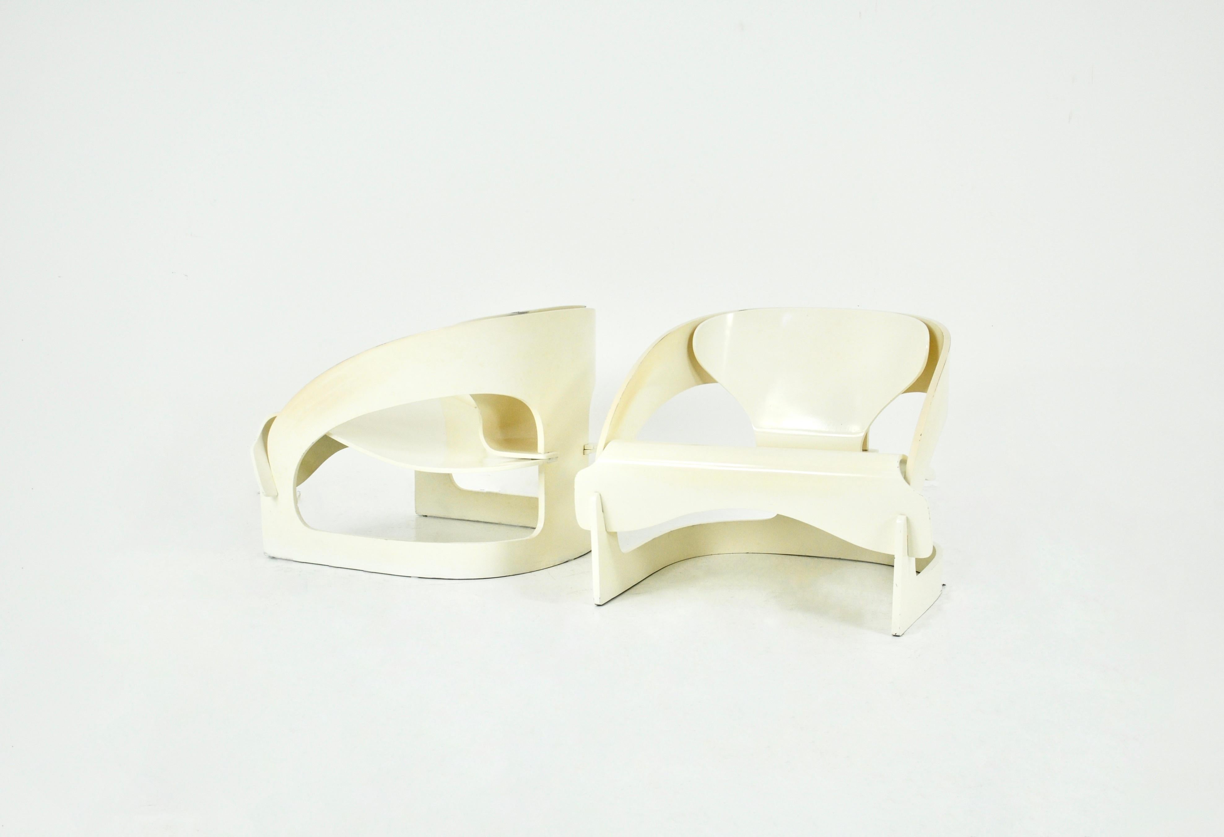 Satz von 2 weißen Holzsesseln, entworfen von Joe Colombo, Modell 4801.  Nummerierung 121. Sitzhöhe 34 cm. Zeit- und altersbedingte Abnutzung.