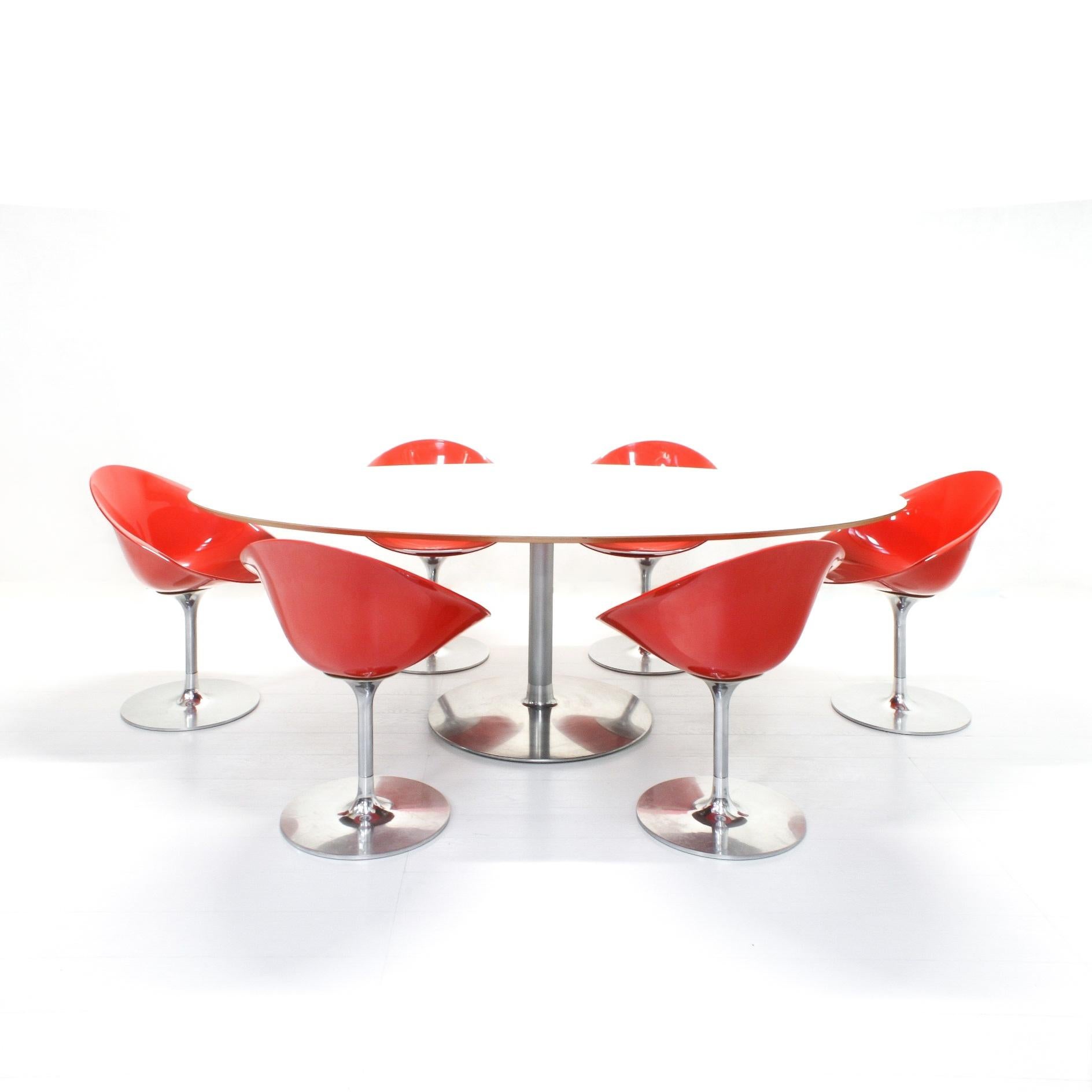 Der 1999 von Philippe Starck für Kartell entworfene Eros Stuhl ist von den 1960er Jahren inspiriert, hat sich aber schnell zu einem modernen Designklassiker entwickelt.
Er zeichnet sich durch die reine kompositorische Struktur aus, die den