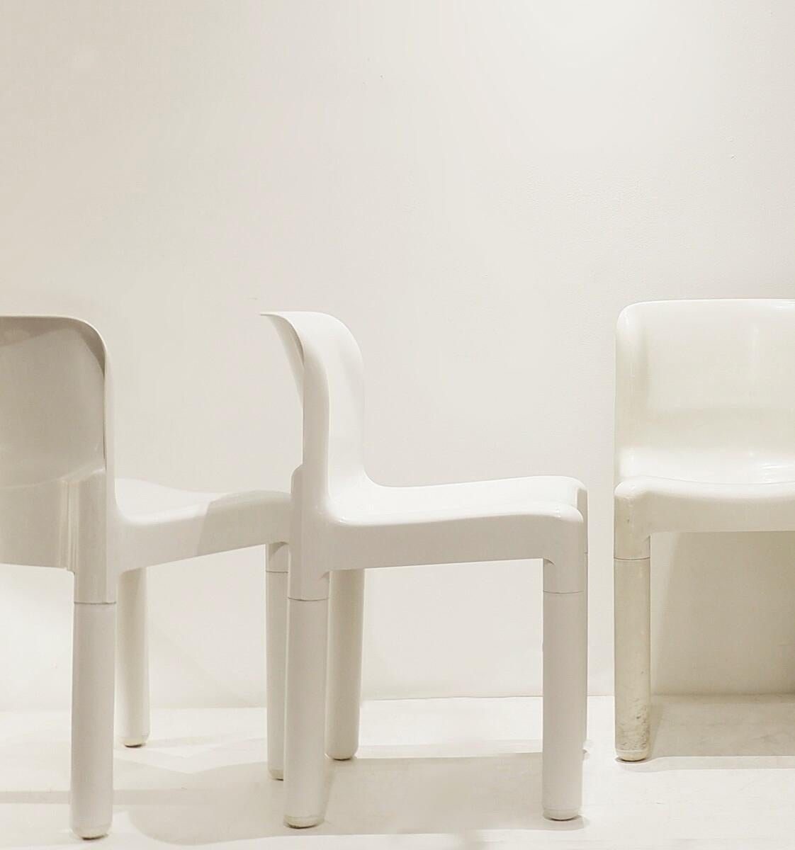 Sedie Model 4875 di Carlo Bartoli per Kartell, anni '60, Set di 4 sedie
Perdite minori: plastica leggermente ingiallita su una delle 4 sedie - vedi foto
La sedia Model 4875 è la prima sedia al mondo realizzata in polipropilene stampato a iniezione.