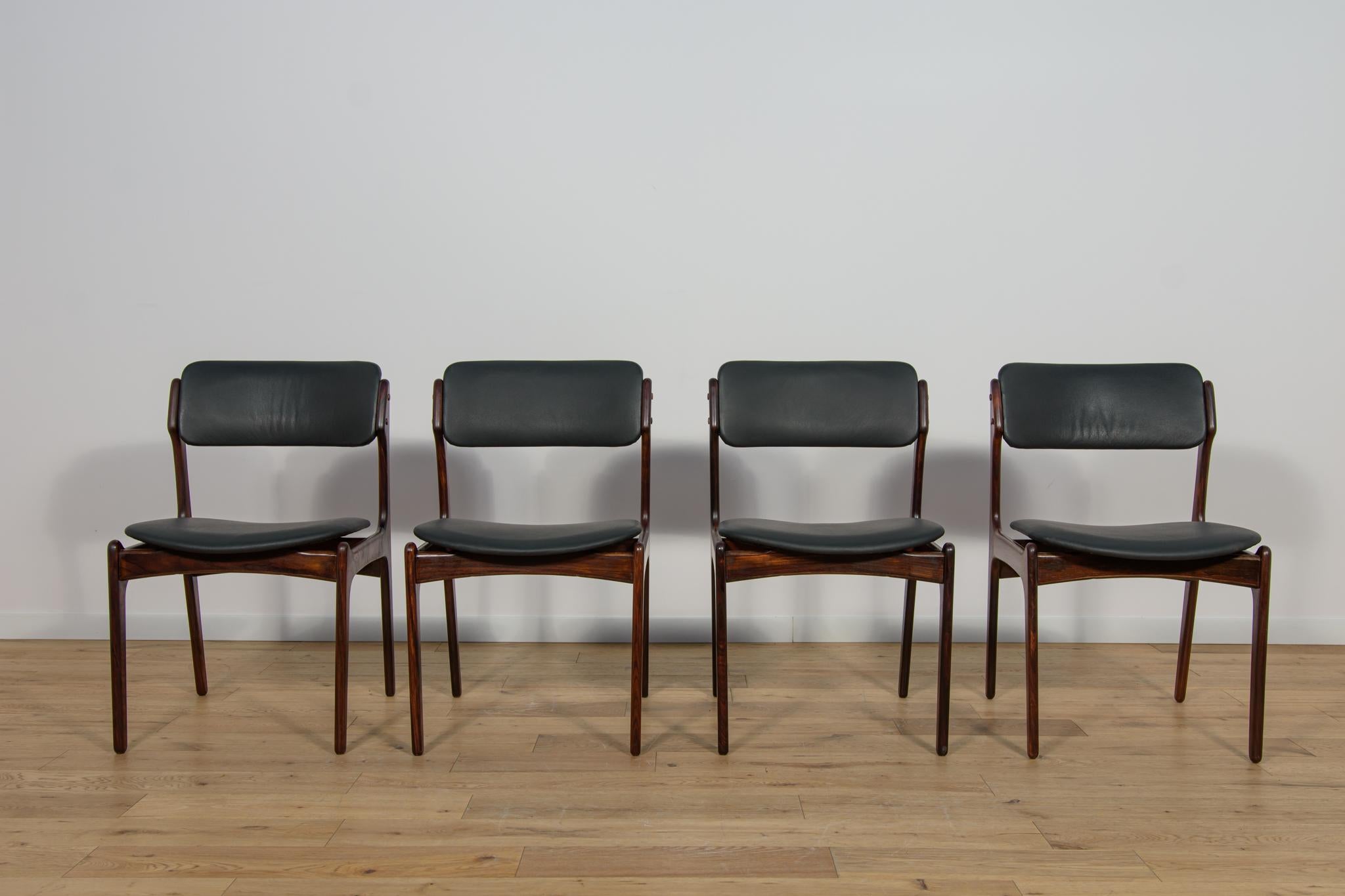 Questo set di quattro sedie da sala da pranzo in legno di palissandro e pelle nera è stato disegnato da Erik Buch e realizzato da Odense Mobelfabriek negli anni Sessanta. Le sedie presentano il nuovo rivestimento in pelle naturale. Gli articoli in