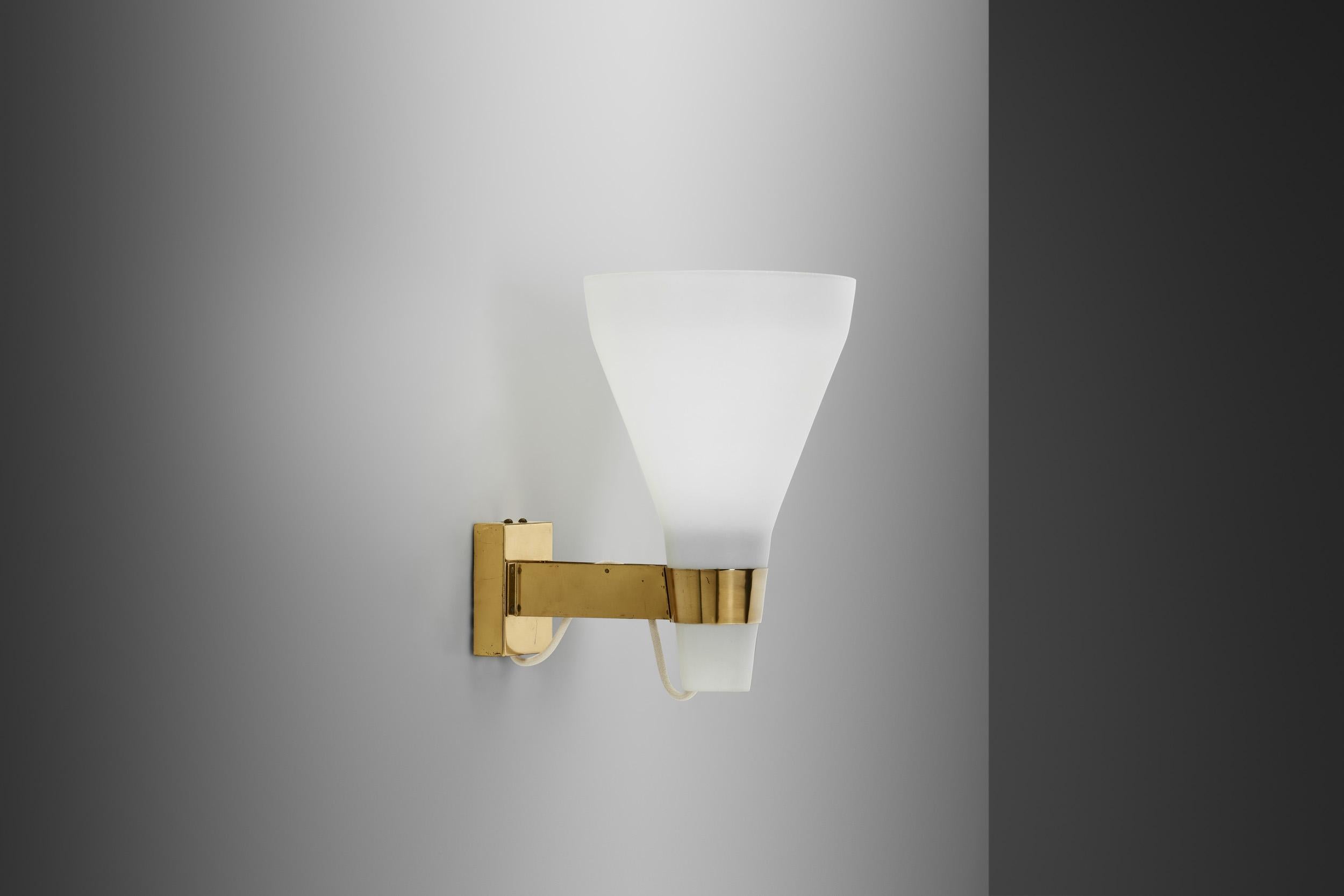 Mid-Century moderno Lampada da parete in vetro opalino Model 