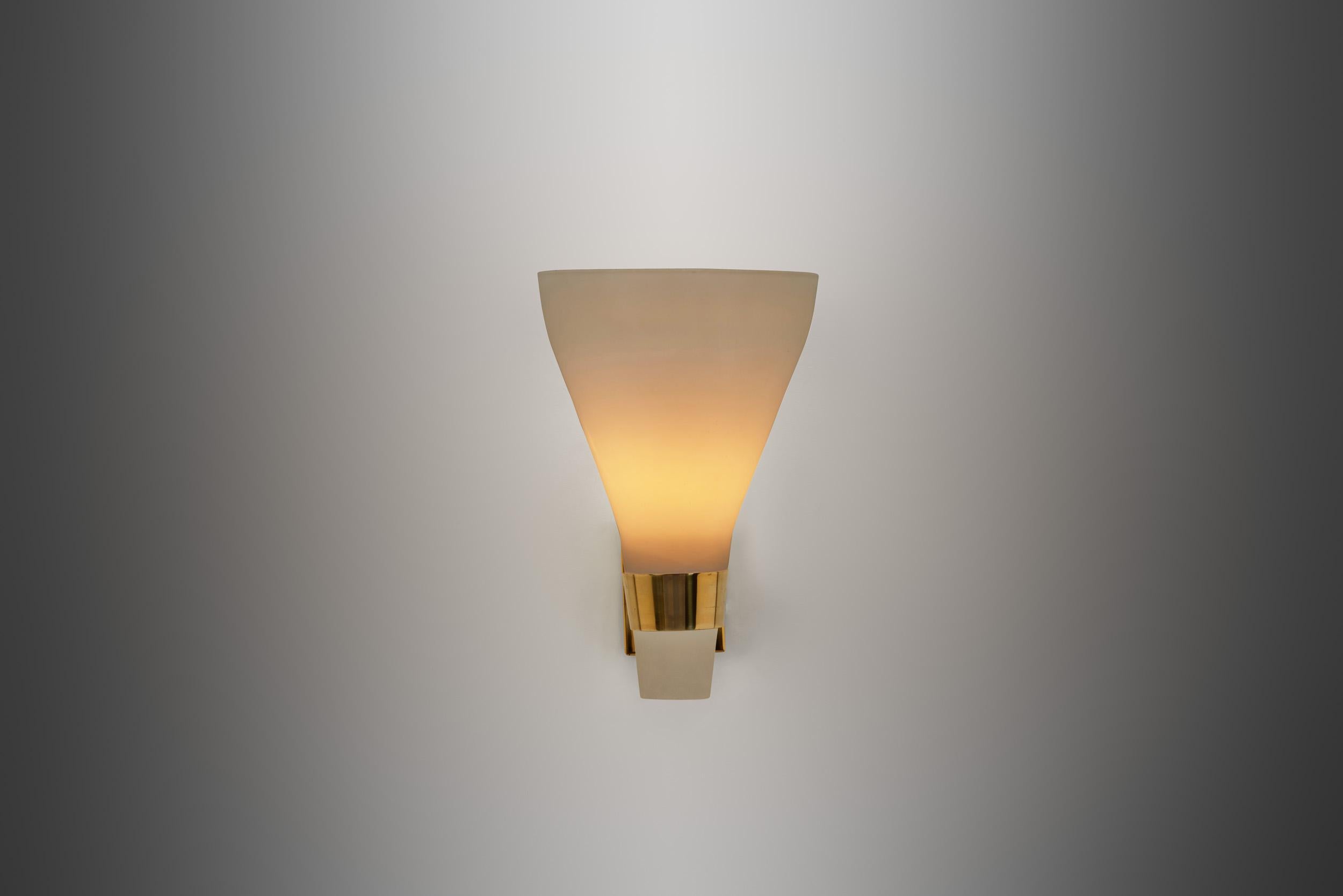 Metà XX secolo Lampada da parete in vetro opalino Model 